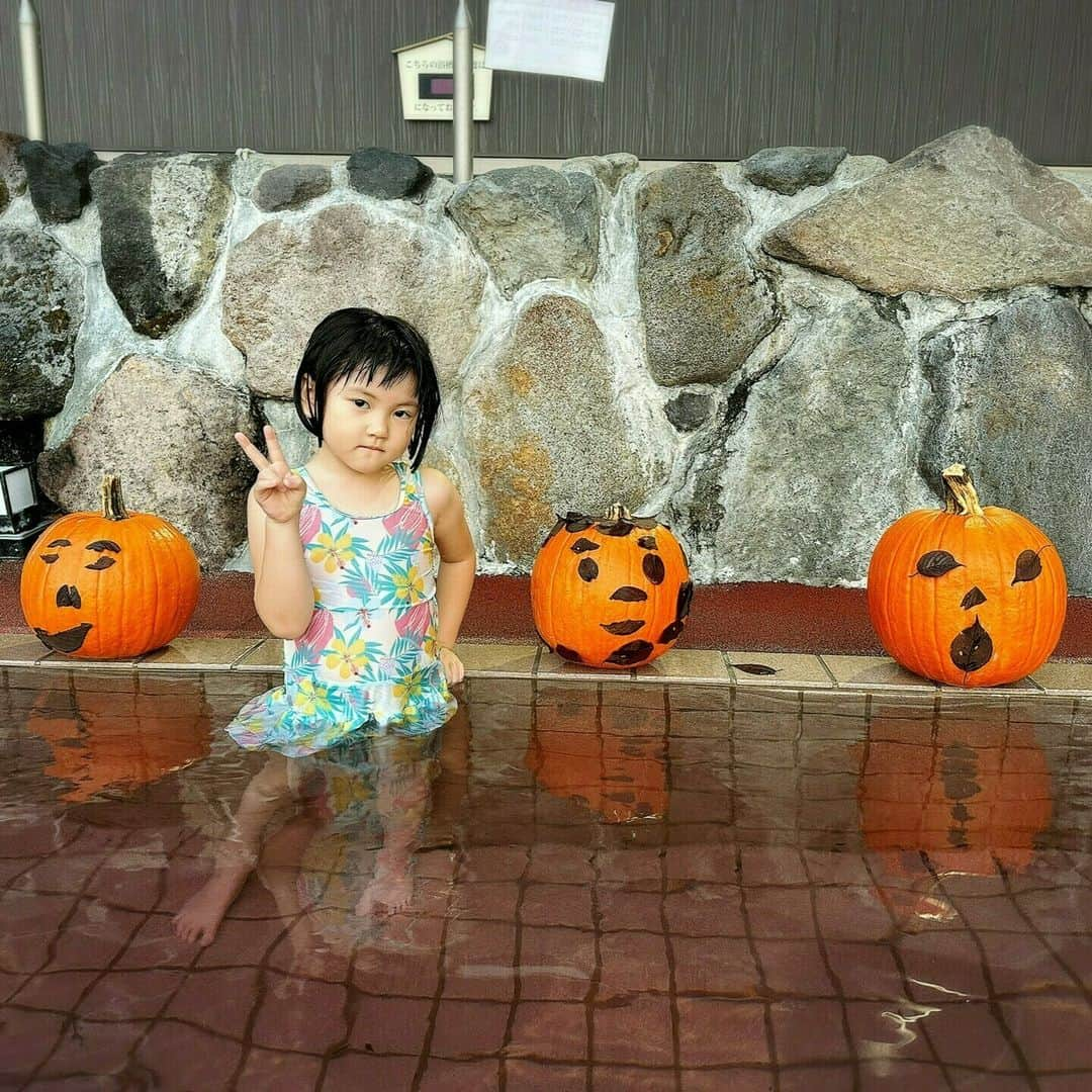 箱根小涌園 ユネッサンのインスタグラム：「* 一年中水着で遊べる箱根小涌園#ユネッサン ！ 旬な情報とお得情報を発信しているよ @yunessun_hakone * もうすぐ#ハロウィン ！ 落ち葉を使ってカボチャをデコレーションしてくれた素敵なお友達を発見！ * 露天風呂にデカデカ巨大カボチャを浮かべた「トリート with トリック ハロウィンカボチャ風呂」は10/31（火）まで！ カボチャの重さ当てゲームも同時開催中！ * スタッフ一同お待ちしております🎃✌︎  #箱根 #hakone #はこね #箱根旅行 #箱根旅 #はこね男子 #楽天トラベル #じゃらん遊び体験 #ファミリー #三愛水着楽園 #家族旅行 #家族風呂 #カップル #カップル旅行 #新婚旅行 #旅行 #旅ログ #カップル写真 #紅葉」