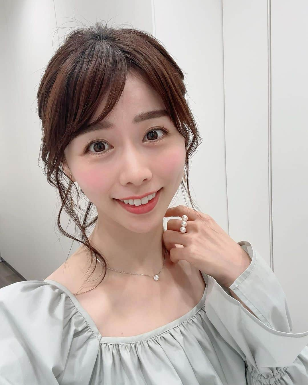 伊藤京子のインスタグラム：「. 今日は19:30〜ナイター中継です🌙✨ 帰宅する時は寒いかなぁ？ アウターを持っていこう🧥 一日の気温差が大きいので皆さまご自愛ください❤️☺️ . . #こちらは先日の衣装です #番組衣装#ヘアメイク#中継#生放送」