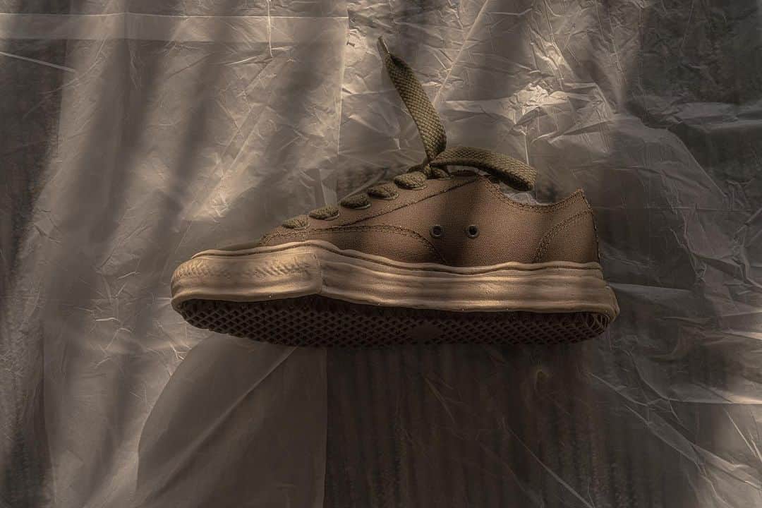 DOVER STREET MARKET GINZAさんのインスタグラム写真 - (DOVER STREET MARKET GINZAInstagram)「Mihara Yasuhiro Peterson Low Over dye shoes DSM Ginza Exclusive launch at Dover Street Market Ginza 2F and on the DSMG E-SHOP on 28th  October “Open House”day. Photography by @kemrta   @miharayasuhiro_official by @miharayasuhiro  @doverstreetmarketginza  #doverstreetmarketginza」10月25日 12時36分 - doverstreetmarketginza