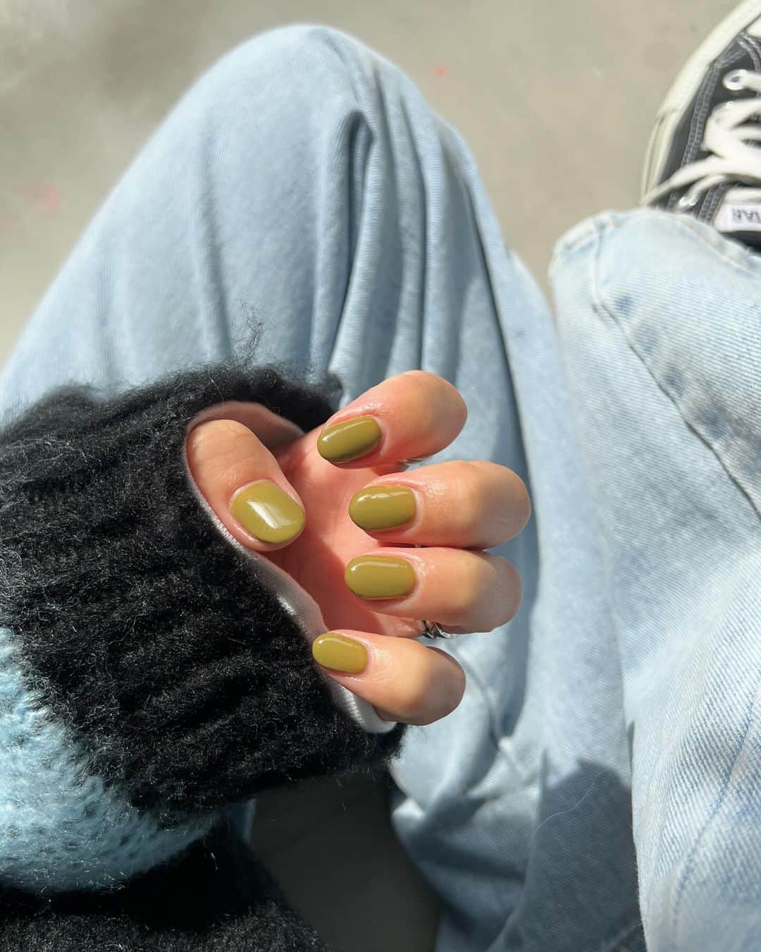 annaのインスタグラム：「.  ネイルチェンジ早め💅 最近はワンカラーにハマってる💚 くすみカーキ可愛い🫶  #ジェルネイル#秋ネイル#ワンカラーネイル」