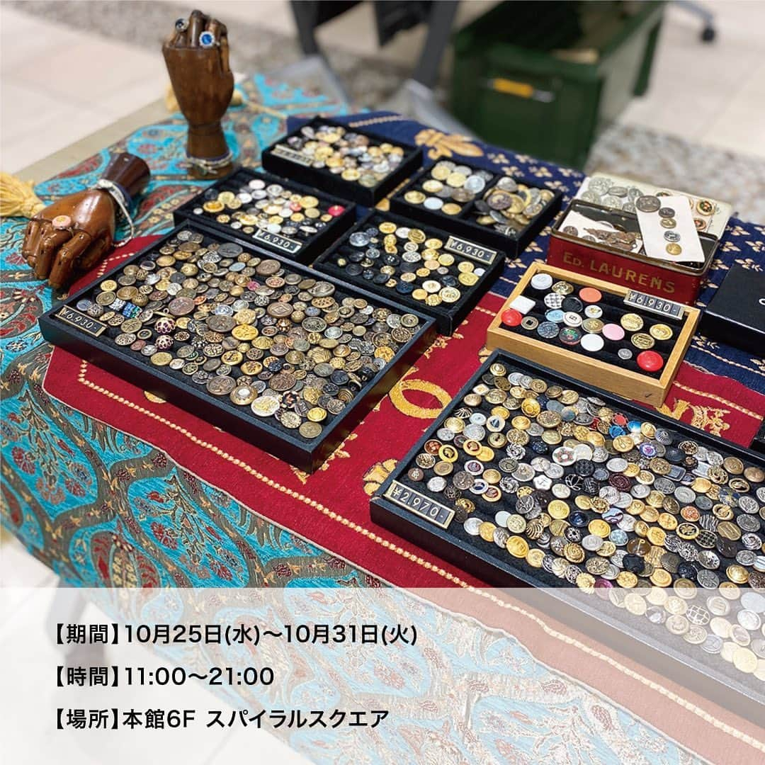 天王寺ミオさんのインスタグラム写真 - (天王寺ミオInstagram)「本日（10/25）より、アミジェダPOP UP SHOPを開催中！☆  Amijedの由来は出島（Dejima）  かつて海外との交流が盛んに行われ出島から伝わったカルチャーは数多く、また、外国人の多くはそこで日本文化に触れて母国に持ち帰った。そんな出島から伝わったファッションや西洋文化がルーツとなる。 デザイナーが世界各国で出会ったヴィンテージボタンやチャームをセレクトしていただき、その場でブレスレットやネックレスを作り上げるアクセサリーブランド。 パーツが交錯して独自の感性があらわれたとき、自分だけのアクセサリーができあがります。  皆様のお越しをお待ちしております♪  ーーーーーーーーーーーーーーーーーーーーーーーーーー 【期間】10月25日(水)〜10月31日(火) 【時間】11:00～21:00　 【場所】本館6階 スパイラルスクエア  Instagramアカウントトップでは、天王寺ミオで開催中のイベントなどを紹介中♪ぜひチェックしてみてね!  #天王寺ミオ #tennojimio #天王寺mio #텐노지미오 #関西 #간사이 #osaka #오사카 #大阪 #tennoji #텐노지 #天王寺 #あべの #abeno #关西 #天王寺グルメ #イベント#event #amijed #アミジェダ#アクセサリー  #チャームアクセサリー  #ブレスレット #リング #ネックレス #カスタム #カスタムアクセサリー #カスタムブレスレット #ブレスレット手作り」10月25日 12時51分 - tennojimio_official