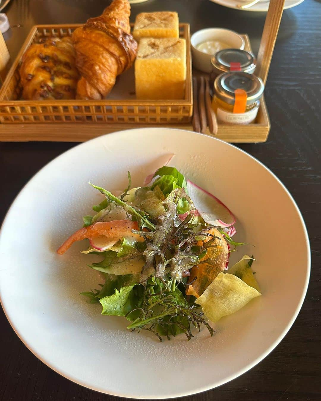 高橋メアリージュンさんのインスタグラム写真 - (高橋メアリージュンInstagram)「Breakfast at @ritzcarltonnikko 素材の味を活かした贅沢な朝ごはん。 前日に頂いた米澤シェフ @yone_asakusa のVegan Boxもすごく美味しかった！(なぜ写真を撮り忘れた😣) Barも素敵だったなー🍸 そして特筆したいのは、スタッフさん達の素晴らしいホスピタリティ。いい温泉もあります♨️ ありがとうございました！　　  ごちそうさまでした🙏  #ごちそうさまチャレンジで飢餓をなくそう  #リッツカールトン日光  #ritzcarltonnikko  #温泉宿 #the50besthotels   Breakfast at @ritzcarltonnikko that brings out the flavors of the ingredients.  Also Chef Yonezawa's vegan box that I had the night before was so delicious and the bar was beautiful🌍  Lastly, what I'd like to highlight is the wonderful hospitality of the staff and nice hot spring👏♨️ Thank you so much!!!」10月25日 12時43分 - maryjuntakahashi