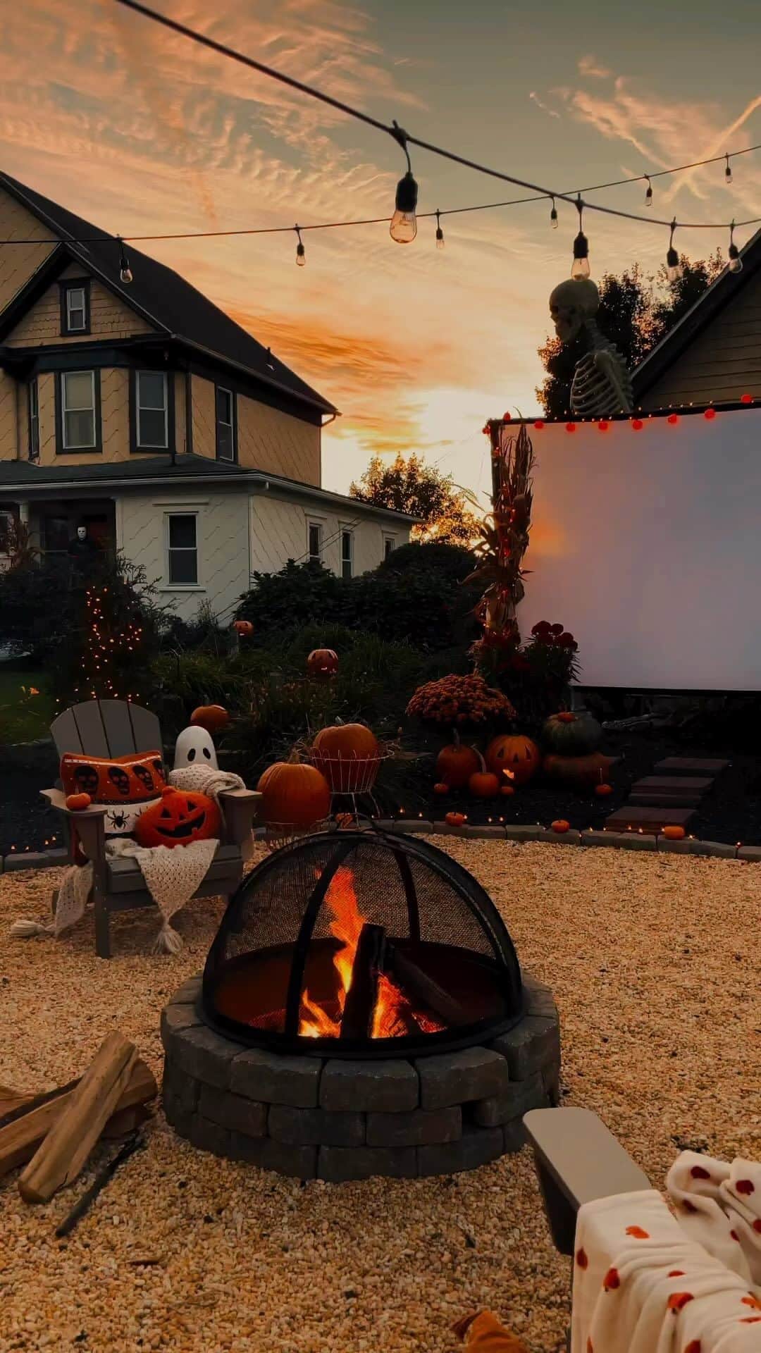 PicLab™ Sayingsのインスタグラム：「If our backyard setup doesn’t look like this for Halloween movie nights, we simply don’t want it. 💀 🎃 🕷️ Tell us what your favorite Halloween movie is of all time in the comments below.  🎥 @ourhomeonhighst」