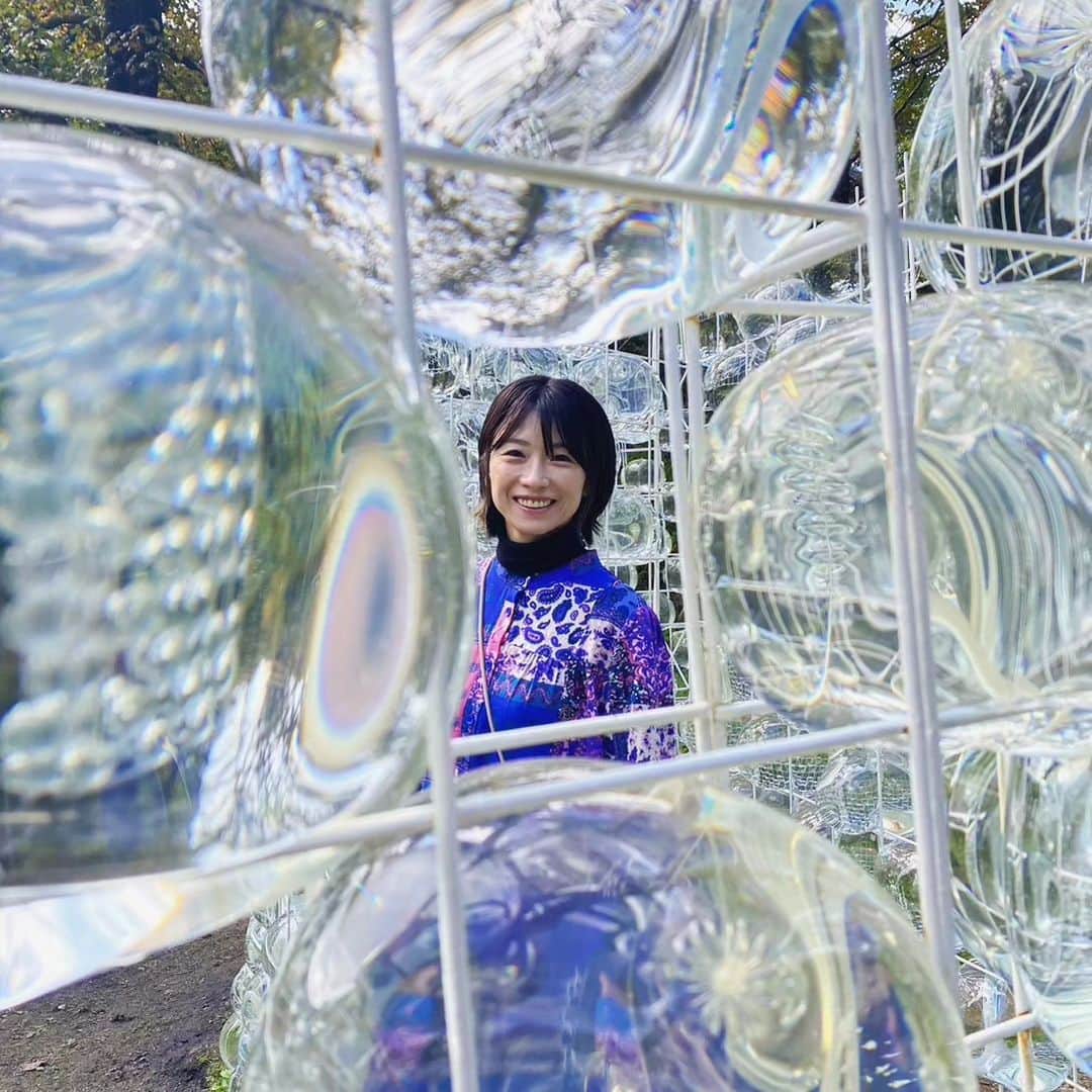 高見こころさんのインスタグラム写真 - (高見こころInstagram)「今年も六甲ミーツアート🎨  この作品、ガラスじゃなくて水?なのかな?  角度と自然光を上手く利用するといい写真が撮れそう!  と思って色々と試してみましたが…  思い描いたようにはいきませんでした😂  それもまたアートであり、人生のようですね。  #六甲 #六甲ミーツアート #六甲山 #六甲ミーツアート2023 #風の時代の未来予測 #現代アート #表現の自由 #トレッキング #アートを巡る #自然すき #マイナスイオンチャージ #心を浄化 #癒やしの時間」10月25日 12時56分 - cocoro_takami