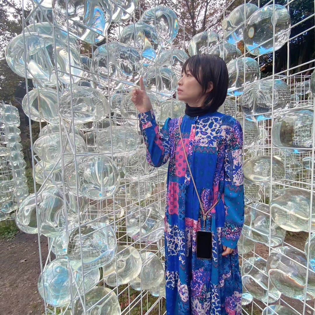 高見こころさんのインスタグラム写真 - (高見こころInstagram)「今年も六甲ミーツアート🎨  この作品、ガラスじゃなくて水?なのかな?  角度と自然光を上手く利用するといい写真が撮れそう!  と思って色々と試してみましたが…  思い描いたようにはいきませんでした😂  それもまたアートであり、人生のようですね。  #六甲 #六甲ミーツアート #六甲山 #六甲ミーツアート2023 #風の時代の未来予測 #現代アート #表現の自由 #トレッキング #アートを巡る #自然すき #マイナスイオンチャージ #心を浄化 #癒やしの時間」10月25日 12時56分 - cocoro_takami