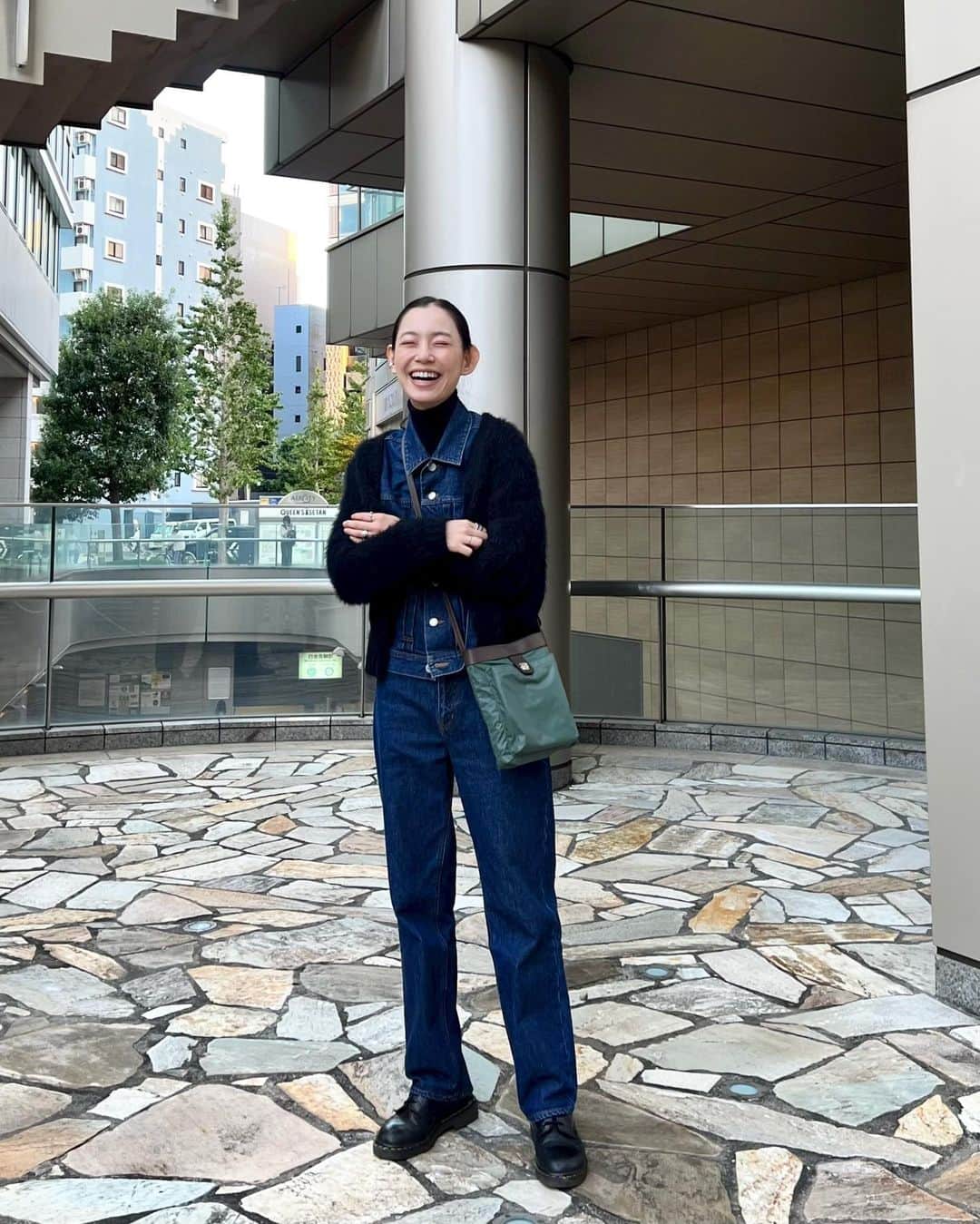 阿久津ゆりえのインスタグラム：「夕方寒くなると思って上着持って行った日に限って全然寒くなかったり、なんで急にこんな寒いんだと思う夜もあったり なかなか難しいですが、秋服たのしい( ◠‿◠ )🍂」