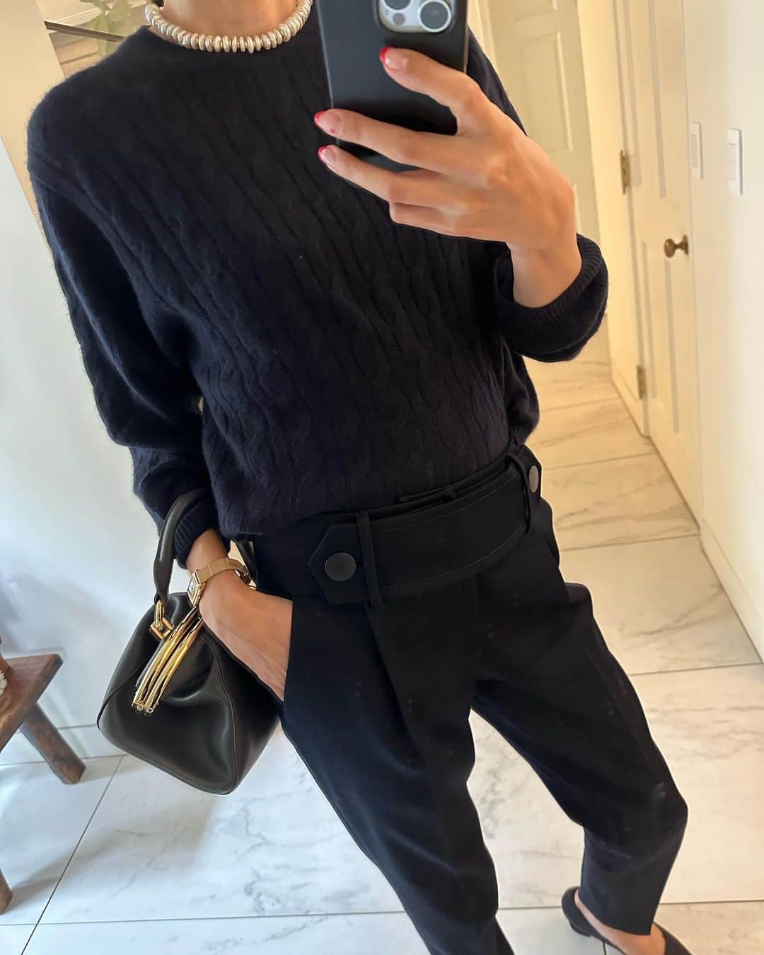 田丸麻紀のインスタグラム：「UNIQLO : C  の コンパクトめな ネイビーニット 形が美　👌  気がつけば 最近 ネイビー率高め。  今夜、晩御飯なにしよう。。。🤔  バッグ　@sacaiofficial  ニット　@uniqlo_jp   #ネイビー #私服 #makiswardrobe」