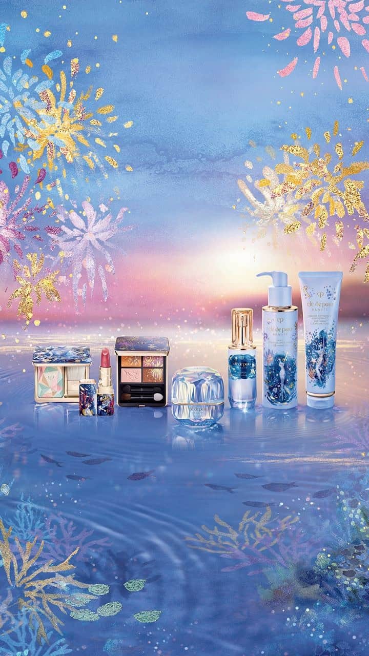 Clé de Peau Beauté Officialのインスタグラム：「Our 2023 Holiday Collection doesn’t just look pretty, it helps you look your radiant best ✨ This limited edition series includes fan favourites, all beautifully packaged with artist @KatieRodgers’ exquisite yet whimsical designs.    2023年のホリデーコレクションは、見た目が可愛いだけでなく、あなたが最高に輝けるアイテムをご用意しています✨ ファンの方から特にご好評いただいているアイテムを揃え、パッケージにはケイティ ロジャース氏（@KatieRodgers）により、未来への憧れと歓びを表す希望の光に満ちた世界で、「海」を舞台に、多彩なブルーと意思の輝きを表現したゴールドを用いて主人公が運命を切り拓いてゆく姿が描かれています。 さらに、各アイテムのパッケージで変わりゆくシーンを切り取り、まるで彼女に導かれ各ストーリーを追体験できるようなパッケージデザインとなっています。」