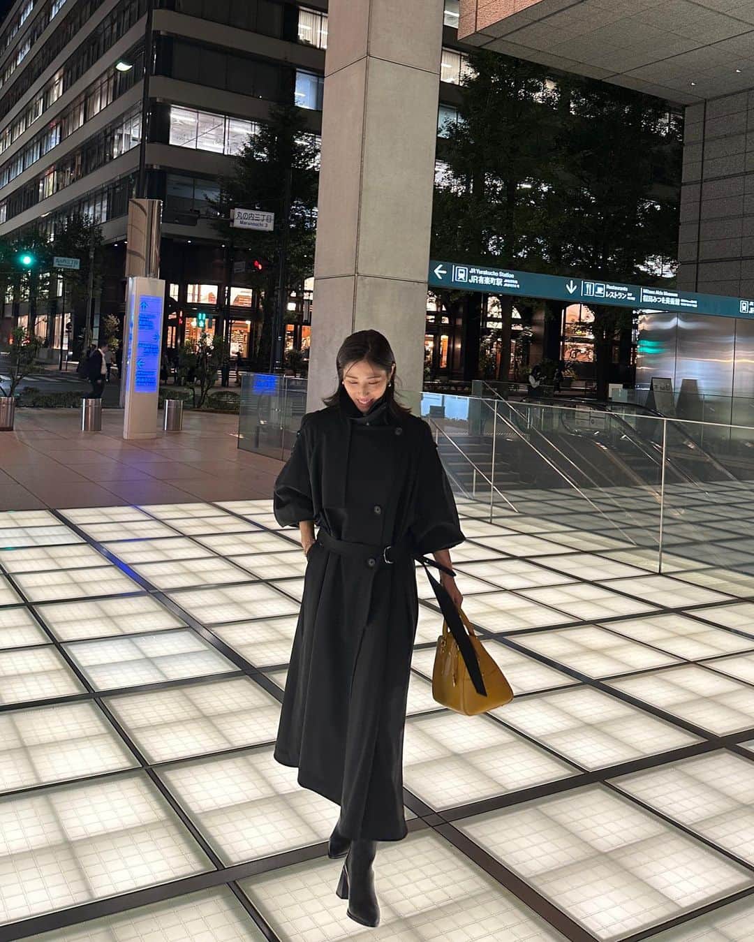 のインスタグラム：「. 買って大正解すぎた @_josemoon_  のトレンチ♡♡ いちいち可愛すぎるんだ🥹  そしていつもたくさん 写真撮ってくれる友達に感謝♡♡」