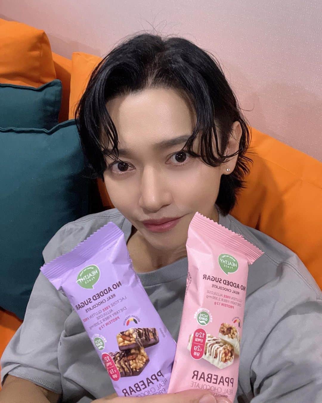 カン・ギュンソンのインスタグラム：「⠀ 설탕X, 글루텐X, 합성 감미료X 상세 페이지를 보시고 벌써 좋은 제품이라는 걸 알아봐주시는 분들이 많아서 너무 기뻐요. ⠀ 처음 이 제품을 경험하게 된 건 업체 측의 신제품 선물 때문이었어요. 먹어보니 정말 괜찮아서 본사에 공구 제안을 드렸는데 10월 말, 올리브영에 입점 할 제품이라 가능할까? 했거든요. ⠀ 몇 번이고 본사와 조율 끝에 이렇게 공구로 소개하게 되었답니다! 업체 측에서 저를 믿어주셔서 감사했어요. ⠀ 확실히 시중 단백질바와는 레벨이 다른 재료와 스펙이죠? 그렇다 보니 제조 원가가 비싸서 기본적으로 가격이 높아요. ⠀ 하지만 개당 정상가 3,500원 제품을 1,264원에 가져왔다는 거 아니겠어요!😎 27일 금요일 자정까지 이뤄지는 공구 기간에 좋은 가격으로 경험해 보세요~!😍 ⠀ #공구 #빼바 #단백질바 #구매는프로필링크에」
