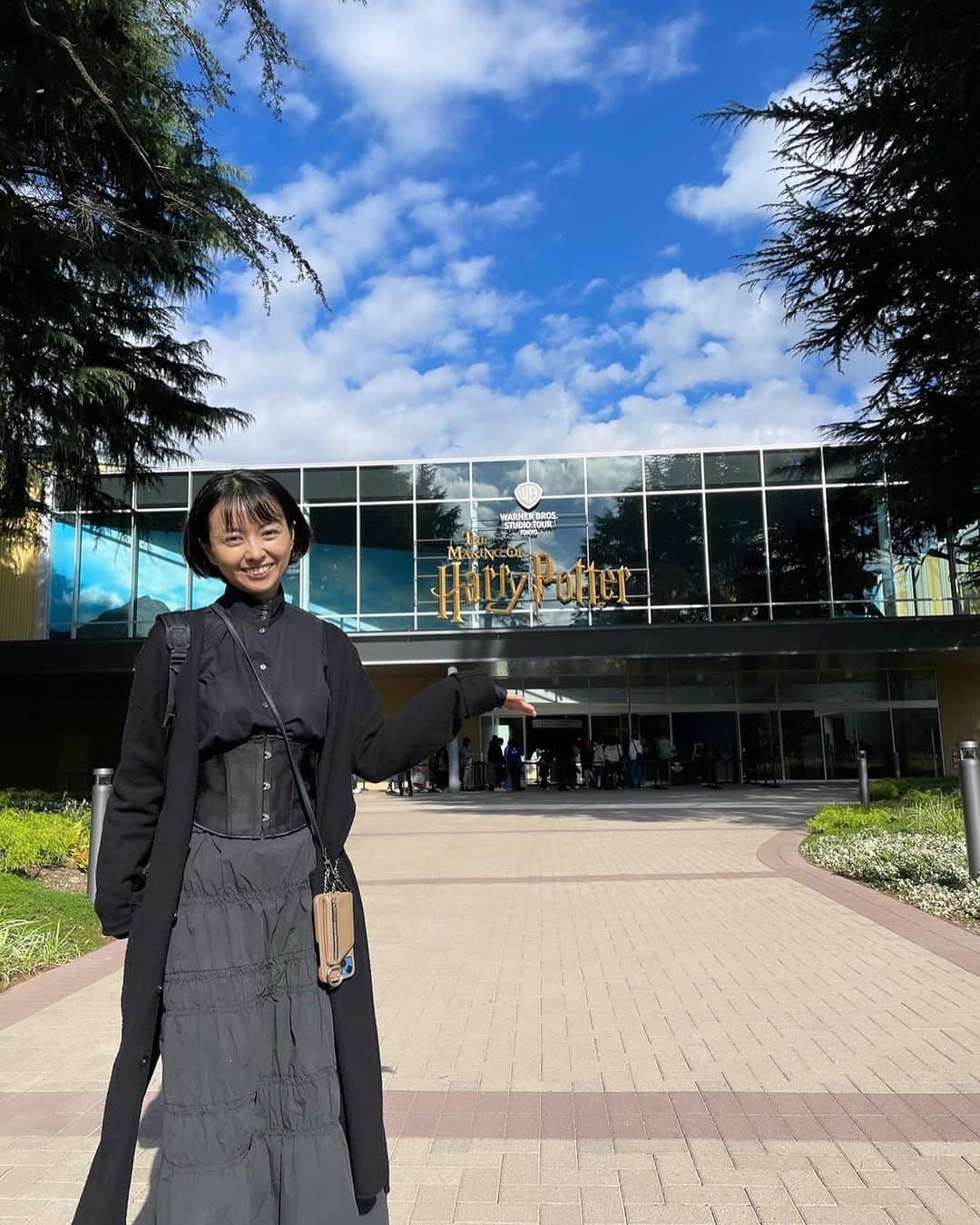 野村佑香のインスタグラム：「とうとう❗️行って参りました‼️ としまえん跡地の“ワーナー・ブラザース　スタジオツアー東京　ーメイキング•オブ•ハリー・ポッター”🪄🧙👓⚡️  高校生？の頃、大好きだったハリー・ポッターの物語。 それがご縁で、特別番組で荒俣宏先生とイギリスの旅をさせていただいた事も🌟（キングスクロス駅も行きました❤️）  イギリスに次いで世界で2番目のこの施設に行ける事をとても楽しみに、張り切って、マクゴガナル先生コスプレ（概念）でございます🐈🪄  広いとは、事前に調べていたものの 予想以上に広大な敷地に、 見所満載で、6時間いたものの、まだまだ見切れていないところ多々‼️  しかし、世界に愛される映画は、 これだけ細部に渡ってこだわっていたのか‼️という 大道具、美術、小物、衣装、音響に渡り ハリポタの世界観に浸れつつ、しっかり見せてくれるし、 ハリポタ世界に自分たちが入れる演出も随所にあって、  これは1日では見足りないし、 一回では飽き足らない、 お金をたくさん用意して（笑） また来なければ‼️ となりますね❗️❗️  ちなみに、娘たちは「怖い」という理由で🤨 映画は未見だったのですが（！）とってもとーーっても楽しんでおりました‼️‼️  #ハリーポッタースタジオツアー #ハリーポッター#harrypotter #ワーナーブラザーズスタジオツアー #マクゴガナル先生#概念#コスプレ#子供とお出かけ」