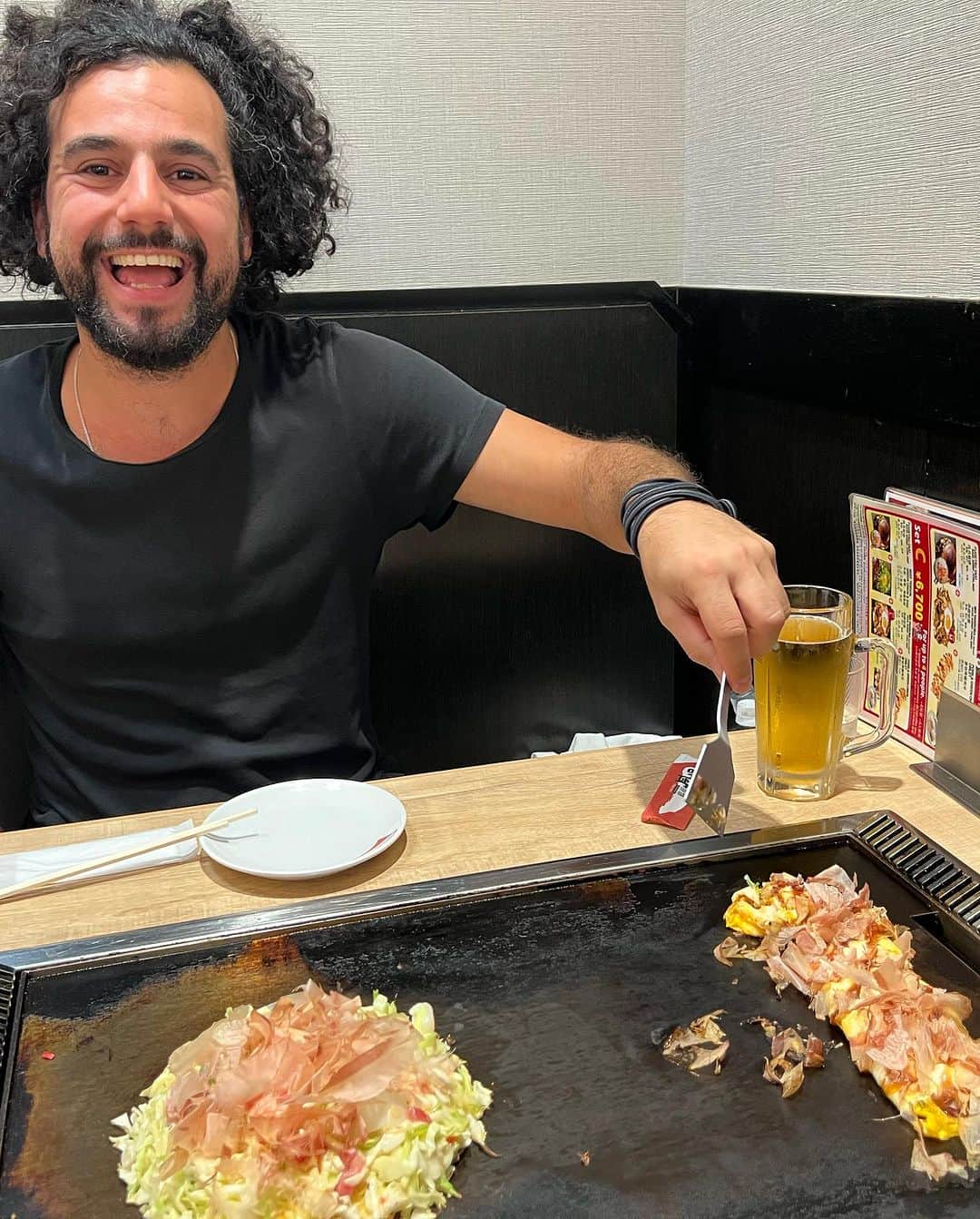 ベラミー・ヤングさんのインスタグラム写真 - (ベラミー・ヤングInstagram)「Hello, #Osaka & baby's first #BulletTrain ! ⛩️🚆😍 Pro tip: reserve seats D & E if you get to go on a #shinkansen trip from Tokyo to Osaka : that'll give you a great view of #MtFuji when you're just approaching Shin-Fuji Station. 🌋🤩 We actually came here so @pedrosegundoofficial could relive a very dear #okonamiyaki memory from when he played (& ate🤓) here 8 years ago- & relive it he DID. 🤩🎉 Heading to #Kyoto today- so excited for that!- & sending everyone so very much love. 💗❤️💗❤️💗」10月25日 13時14分 - bellamyyoung