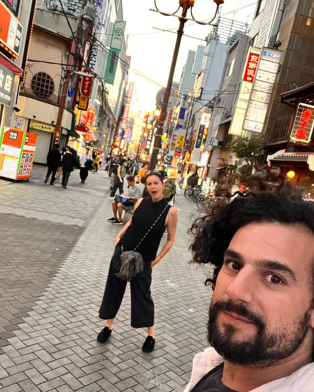 ベラミー・ヤングのインスタグラム：「Hello, #Osaka & baby's first #BulletTrain ! ⛩️🚆😍 Pro tip: reserve seats D & E if you get to go on a #shinkansen trip from Tokyo to Osaka : that'll give you a great view of #MtFuji when you're just approaching Shin-Fuji Station. 🌋🤩 We actually came here so @pedrosegundoofficial could relive a very dear #okonamiyaki memory from when he played (& ate🤓) here 8 years ago- & relive it he DID. 🤩🎉 Heading to #Kyoto today- so excited for that!- & sending everyone so very much love. 💗❤️💗❤️💗」