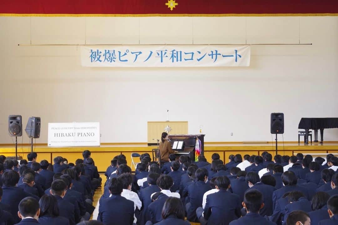 南壽あさ子のインスタグラム：「昨日から山形入りしております！🙌  本日一校目は創学館高等学校さんにて、被爆ピアノ平和コンサートにお邪魔いたしました。 最後は南壽さんの伴奏で生徒さんの合唱とコラボレーションも🎹  創学館高等学校のみなさん、ありがとうございました🌷  STAFF」