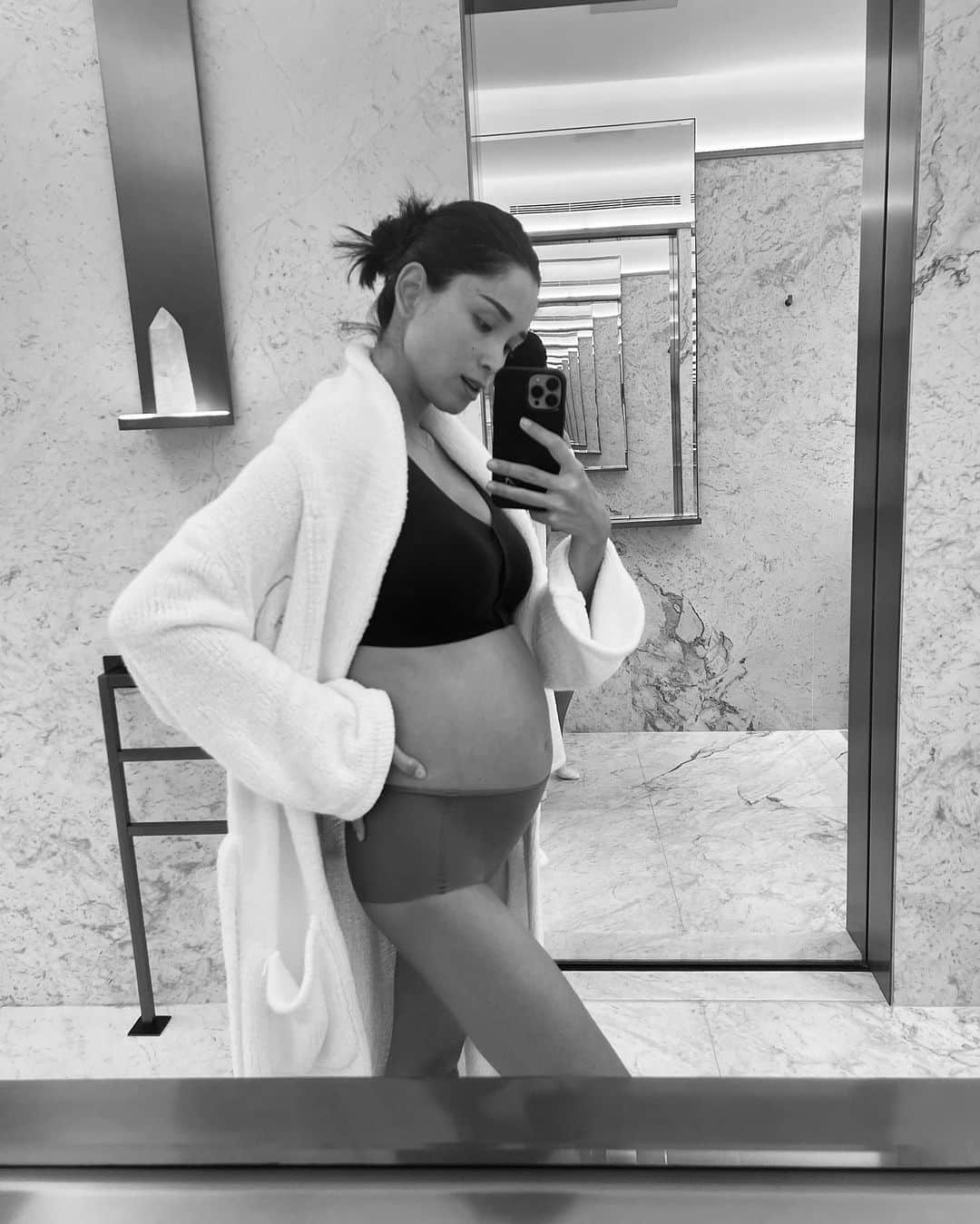 ケリーさんのインスタグラム写真 - (ケリーInstagram)「妊娠14週目から今26週目の写真🤰🏻 あっという間にお腹がこんなに大きくなりました！  Time is flying. I can’t believe how quickly my bump has grown🤰🏻 Swipe to see my 14 weeks to 26 weeks pregnant pics 👀」10月25日 13時19分 - kellymisawa