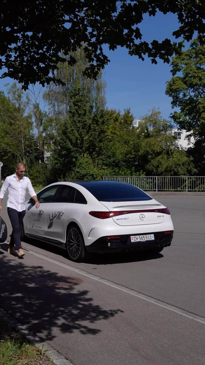 ムラデン・ペトリッチのインスタグラム：「Der Co Moderator und Ex-Fussballer Mladen Petric ist sportlich unterwegs mit seinem neuen Mercedes EQE.  Sie wollen den EQE mal Probe fahren? Kein Problem! Rufen sie uns an: 0445217900 Oder kommen sie vorbei bei uns in der Filiale in Kloten, Industriestr. 8. Wir freuen uns auf ihren Besuch.  #mercedeseqe #mladenpetric #srfsport #ruckstuhl #hirschruckstuhl #mercedesamg #amg #mercedessuv #mercedes #mercedesswitzerland #mercedesschweiz #mercedesbenz #schweiz #zürich #mercedesdealer #mercedeshändler #mercedesclub #mercedesfans #mercedesclassic #mercedesmaybach #mercedesgwagon #mercedessl #mercedeselectric」