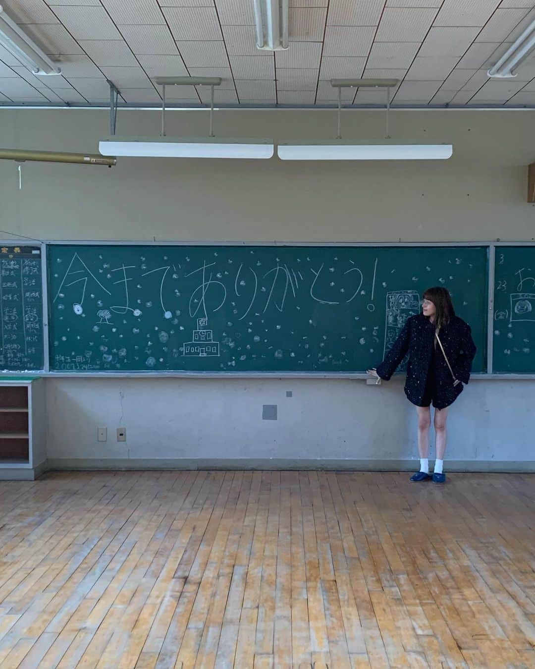 前坂美結さんのインスタグラム写真 - (前坂美結Instagram)「飛騨高山🌙♡   . 家具フェスの他にも色々行ってきたから 紹介させて〜◎  . 1枚目 宿泊した #東急ステイ飛騨高山結の湯 からの景色。 駅から走れば10秒で着くくらい近い😗　 館内や温泉も素敵で写真たくさん撮ったから、 また別で投稿する〜♡おすすめホテル！  @tokyu_stay_hidatakayama  2枚目  #飛騨高山食べ歩き グルメ。#飛騨牛にぎり #こって牛 🐃 古い街並みにあるよ♡ここはいつでも大人気で行列だから早めに行かないと平日でも売り切れるよ🥹　　  3枚目  #船坂酒造店 #日本酒コインサーバー 🍶　 飛騨高山の日本酒は本当に美味しい♡今海外の観光客がすごいんだけど、ここのコインサーバーはおいしくて楽しいからここも大人気♡日本酒好きさん、(日本酒挑戦したい方も)かなりおすすめ✨♡  4枚目  #飛騨国府 にある #お休み処弥助 の蕎麦🍜　 美味しいのはもちろん、店主さんがゆるくて楽しくて可愛い🥹私がよく載せてるやわい屋さんからとっても近い◎   5枚目  @yawaiya_asakura #やわい屋  載せすぎてごめんなさいレベルで載せてます♡  やわい屋の朝倉さんも家具フェスでお話してた☺️お疲れさまです…  6枚目  飛騨高山にある #布久庵 🍵  40分のさくっとカフェを親友ののぞみと行ったとき♡  古い街並みにぴったりの素敵なお店で、お休みしたい時におすすめ。お盆にも行ったのにまた来た😮‍💨　@fukyuan   7枚目　 @oakvillage_official 🌳よく行くところ。 木を使った家具や雑貨があるんだけど、今回はアロマウォーター蒸留体験♡ 山散策をしたり。またこちらも載せるね✨　 #オークヴィレッジ   8.9枚目  #飛騨高山蒸溜所 #CRAFT361  高根町で廃校になった小学校がなんと岐阜県初のウイスキー専門蒸溜所になったとか🥃✨  (当時の学校のままの状態のところもあって懐かしくなった) 何年後かには世界中に届いてるのかな〜♡またこちらも改めて🫶  10枚目  高根町から高山に向かう道の、綺麗な夕焼け🌆♡  高山は本当に空も綺麗で、空気も美味しいの♡  . みんな飛騨高山に遊びにきたらまずは深呼吸してね😮‍💨 あと、夕日と朝日と山も見てね♡要望多😮‍💨  . #飛騨高山」10月25日 13時23分 - miyumaesaka