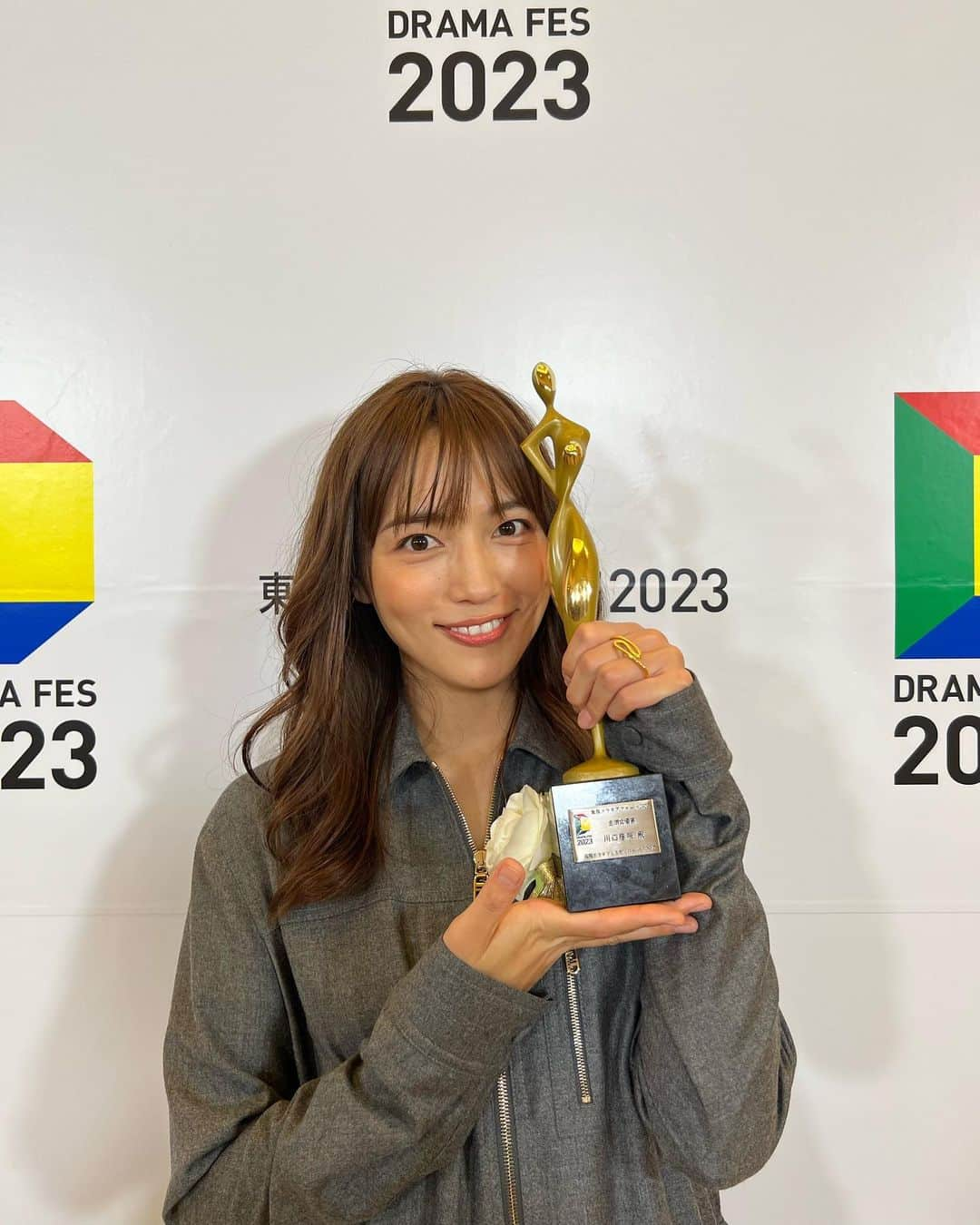 川口春奈さんのインスタグラム写真 - (川口春奈Instagram)「東京ドラマアウォード2023🏆 とんでもなく素敵な賞をたくさんいただきました。 1年経った今もたくさんの方に愛されてるなと実感します！そんな作品に出会えて私はとても幸せです。  ⛄️ @silent_fujitv ⛄️」10月25日 13時24分 - haruna_kawaguchi_official