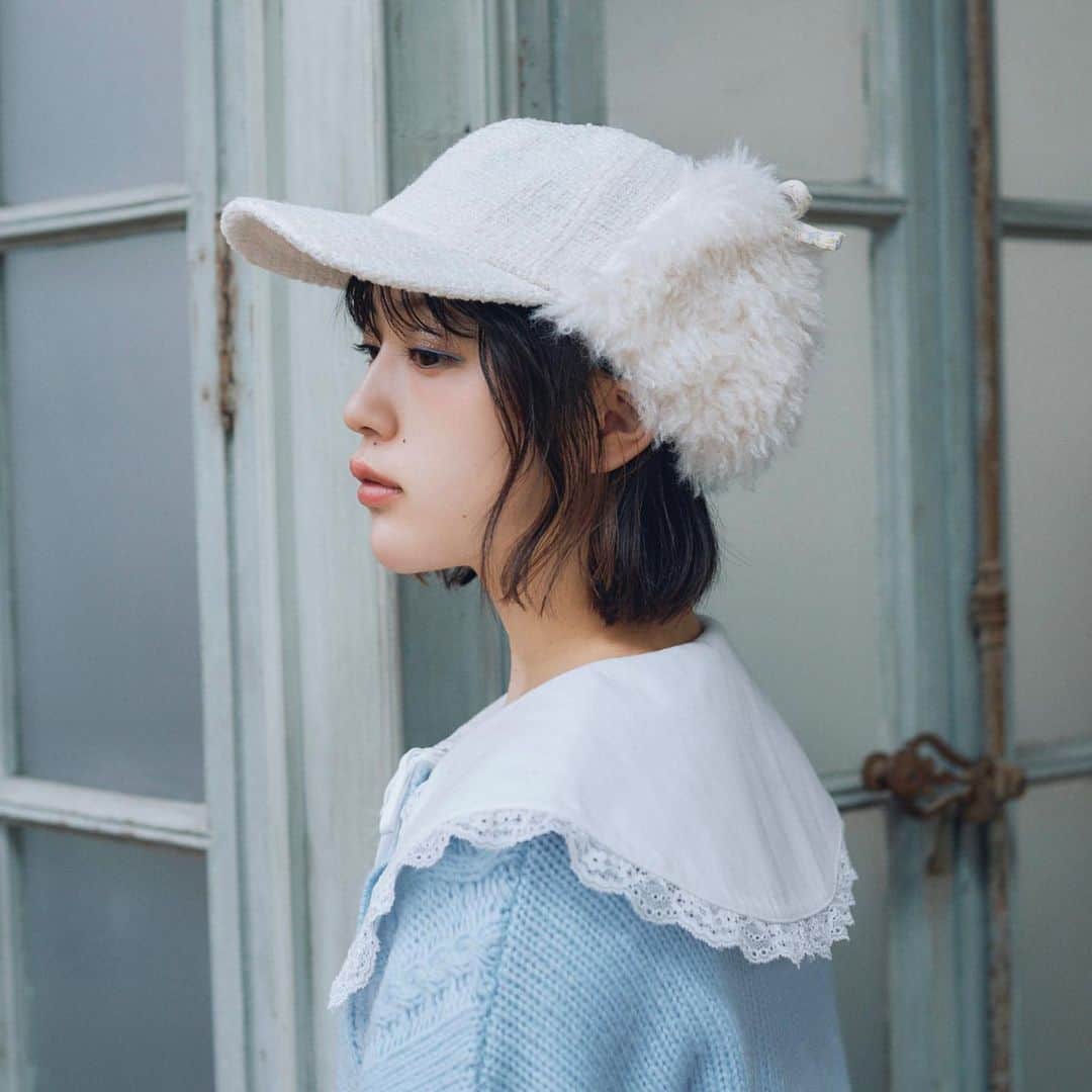 merry jennyのインスタグラム：「【 special collaboration 】 ㅤㅤㅤㅤㅤㅤㅤㅤㅤㅤㅤㅤㅤ merry jenny 2023 autumn Dream well feat.naenano   　 — merry jenny × naenano —  　 special collaboration itemが ついに本日10/25(wed) 直営店入荷！  　 collaboration ㅤㅤㅤㅤㅤㅤㅤㅤㅤㅤㅤㅤitemの詳細は topのURLから⇨  @merryjenny_instagram ぜひcheckしてくださいね♡  ㅤㅤㅤㅤㅤㅤㅤㅤㅤㅤㅤㅤㅤ⚪︎ NAENANO GUIDEスウェット col : o.white / green ￥7,700 (tax in)  ⚪︎ flower laceﾃｨｱｰﾄﾞﾜﾝﾋﾟｰｽ col : o.white / black ￥14,300 (tax in)  ⚪︎ ﾘﾎﾞﾝﾌﾟﾘｰﾂﾜﾝﾋﾟｰｽ col : o.white / navy ￥12,100 (tax in)  ⚪︎ ツイードフライトCAP col : ivory / black ￥7,700 (tax in) 　 ㅤㅤㅤㅤㅤㅤㅤㅤㅤㅤㅤㅤㅤ #merryjenny #メリージェニー  #2023aw #winter #dreamwell  #collaboration  #naenano #なえなの さん #スウェット #フライトキャップ  #ミニワンピ #キャミワンピ」