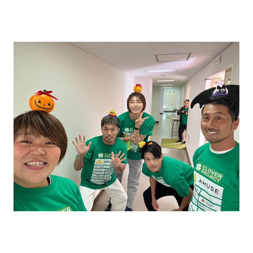 杉本美香さんのインスタグラム写真 - (杉本美香Instagram)「・ ・ クローバーフェスティバル　in山梨  プロジェクト推進大使の大友愛さんに声を掛けていただき、初めて参加しました🍀  障がい児者の遊び場、好きなことを見つける、 親御さん同士のコミュニティーを作るという目的の中で、 私はドンマイと柔道を見て感じて知ってもらいました🥋✨  🔸YouTuberドンマイ川端のおかげで大盛り上がり🤣 さすがのパフォーマンスで私も感動しました😍 @kawabata1129   🔹TAMOさんが描くデザインと色彩が魅力的で、 内面からの何かが現れてるような絵でした🖼️✨ @tamoarts   🔶ウッチーこと内田篤人様は、 私が持って行ったカチューシャを無言で渡しても、 何も聞かずにイベントの最初から最後までつけてくれていました🎃笑 〜惚れてまうやろぉーー😍〜  🔷愛さんは、 ソッと隣にいてくれたり、 ソッと次の場所に誘ってくれたり、 ソッと居なくなったりしましたが、 波動が合う感じが居心地良すぎました☺️✨ @ai_dayooon   クレヨンを寄付してくださった方々、 ありがとうございました😊 @norikazu14  @mik.belle  🖍️🖍️🖍️🖍️🖍️🖍️  最後はみんなでゾンビダンス🧟 得意分野ではないダンスでドキドキでしたが、 先生がキレッキレのシャキシャキで、 わかりやすく教えてもらったので楽しめた〜✨🧟✨  動画ではウッチーをカメラ目線へと誘導したけど、 必死BOYだったので邪魔しただけになりました🤣🤣  みんなで笑顔になれば、 なんでも楽しめることを教えてもらった１日でした☺️  素直に喜び、 興味を持ち、 楽しむ、 楽しくない、 気持ちがノラない、 これは好き♡ という表現が純粋でみーーーんなと一緒に遊べで 楽しかったです🥰 ありがとうございました♪ ・ ・ #クローバープロジェクト #クローバーフェスティバル #みんな違って当たり前 #それ個性やん #純粋な心  #楽しむか楽しまないかは #自分次第 #渋滞でみんなギリギリ到着 #クソ真面目な私はパワポ作成 #グッズ持参 #そのまま寄付 #それもまた思い出 #一回投稿 #エラーで再投稿 #今回はお願い🙏 #出逢い #感謝 #smile😊」10月25日 13時27分 - mika__sugimoto