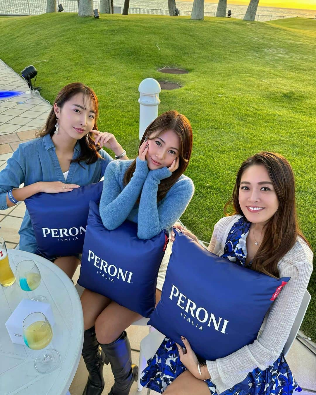 木村理恵のインスタグラム：「@peroni_jp 🍻🩵 昨日はイタリアンビールの ペローニイベントでした❣️  ビールにアレンジしたカクテルが沢山あってめちゃ美味しかった🥰 リビエラ逗子の夕日も綺麗で最高でした☀️  えみちぃ誘ってくれてありがと😘  #peroni#peroninastroazzurro  #ペローニ#ビール#beer #イタリアンビール#リビエラ逗子マリーナ  #リビエラ#逗子マリーナ #sunset」