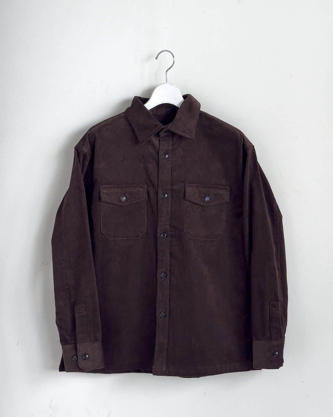 マージンさんのインスタグラム写真 - (マージンInstagram)「[ ctn corduroy work shirts ]  やや太畝のワークコーデュロイシャツ  material: cotton 100%  color: olive / black / brown / navy  product code: 2331-018  プロフィールのURLへ→ ・ ・ ・ #magine #mensfashion #メンズファッション #秋冬コーデ #コーディネート #コーデュロイシャツ #コーデュロイ #メンズシャツ」10月25日 13時32分 - magine_official