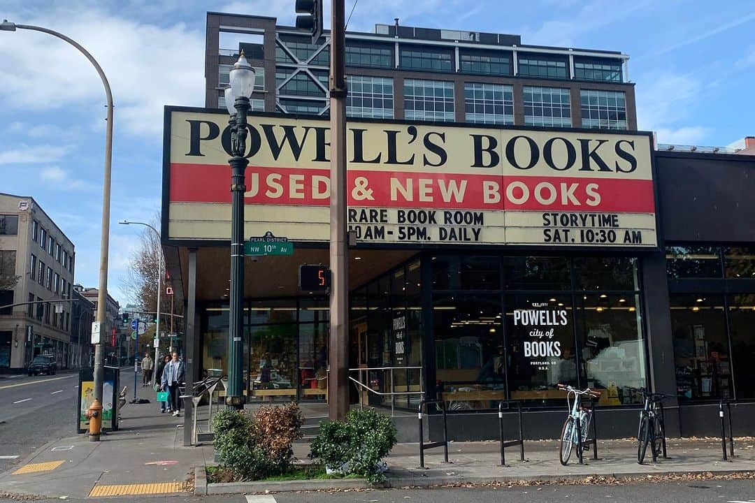 小林エリカさんのインスタグラム写真 - (小林エリカInstagram)「Had an amazing time at Powell's Books @powellsbooks in Portland! At Powell's City of Books (thanks for the Staff Pick!!) and at Powell's Books on Hawthorne (he is a high school friend of Brian's!) @asa_no_burei 📚✨  Of course, I bought so many books that I'm already worried my luggage will be overweight! 🛫 ポートランドの街で二つのPowell's Books で本にサインを書かせてもらいました！スタッフ・ピックに「サンライズ」を入れてもらえて嬉しかったです。そしてなんともうひとつの店舗ではブライアンの高校時代の友だちが書店員さんをしているという嬉しい偶然。 国際交流基金 @jflalc とThe Yanai InitiativeのおかげでSUNRISEとTRINITY,TRINITY, TRINITY @astrahousebooks のBOOK Tourにやってきています！」10月25日 13時34分 - erikakobayashiek