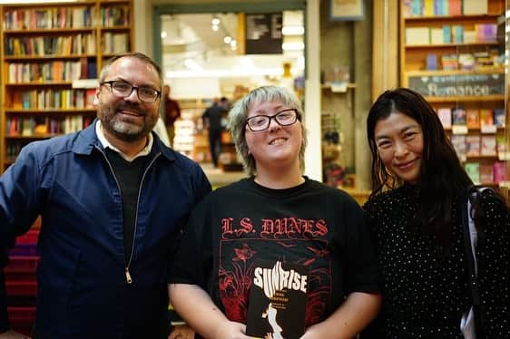 小林エリカさんのインスタグラム写真 - (小林エリカInstagram)「Had an amazing time at Powell's Books @powellsbooks in Portland! At Powell's City of Books (thanks for the Staff Pick!!) and at Powell's Books on Hawthorne (he is a high school friend of Brian's!) @asa_no_burei 📚✨  Of course, I bought so many books that I'm already worried my luggage will be overweight! 🛫 ポートランドの街で二つのPowell's Books で本にサインを書かせてもらいました！スタッフ・ピックに「サンライズ」を入れてもらえて嬉しかったです。そしてなんともうひとつの店舗ではブライアンの高校時代の友だちが書店員さんをしているという嬉しい偶然。 国際交流基金 @jflalc とThe Yanai InitiativeのおかげでSUNRISEとTRINITY,TRINITY, TRINITY @astrahousebooks のBOOK Tourにやってきています！」10月25日 13時34分 - erikakobayashiek