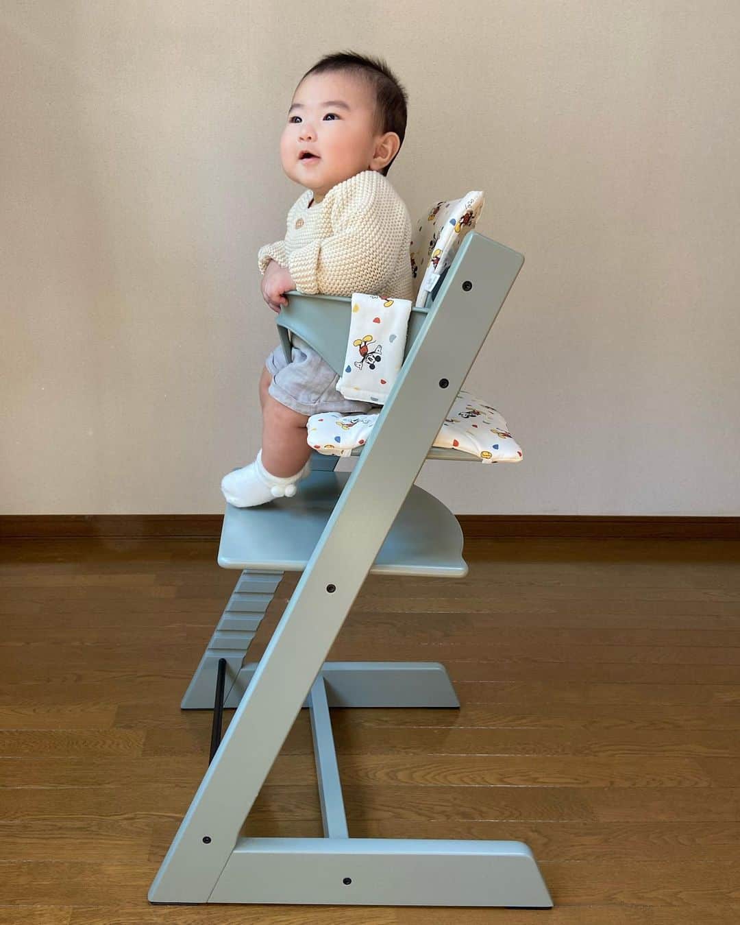 カナさんのインスタグラム写真 - (カナInstagram)「STOKKEのトリップトラップ🪑🩵 @stokkebaby @stokkejapan   グレイシアグリーン✖️ミッキーのクッションが おしゃれ可愛い🥹🎈  背もたれもしっかりフィットして安定感抜群で うちのパワフルベビーでも安心です👶🏻♪  素敵なカラーがたくさん揃っていて 好みやお部屋に合わせ選べるのがいい！🌈  背もたれの後ろに名前の刻印もできるので 世界にひとつだけのチェアに⭐️  大きくなってからも長く使えるよ🫶🏻  #pr #ストッケ #stokke #stokkebaby #stokketripptrapp  #ベビー用品」10月25日 13時37分 - _kana627_