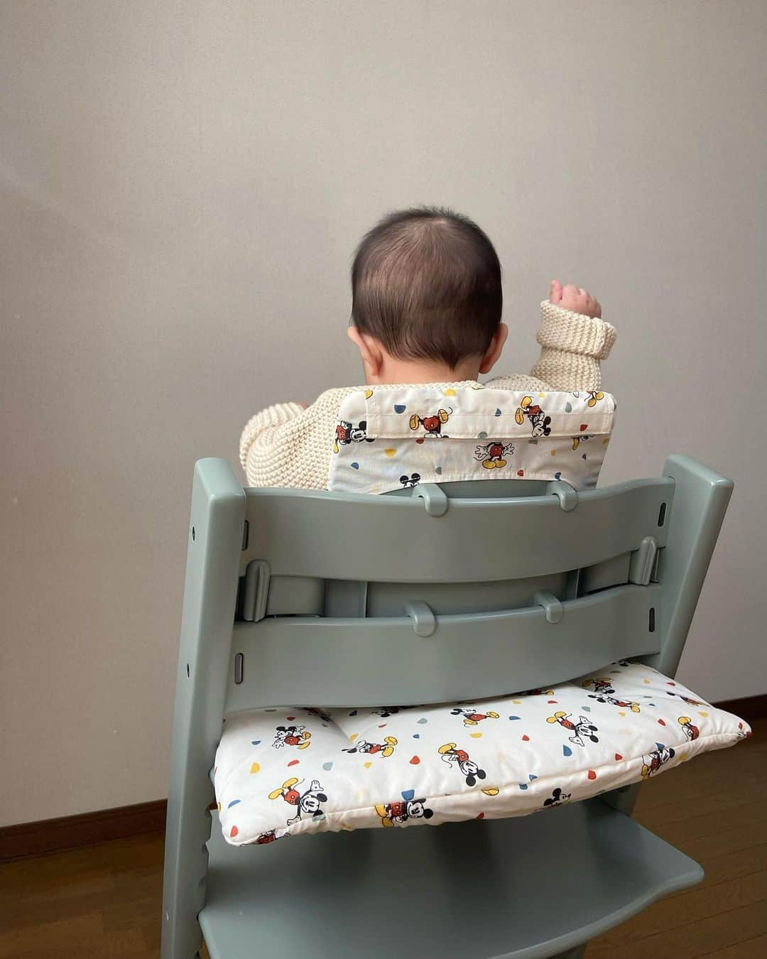 カナさんのインスタグラム写真 - (カナInstagram)「STOKKEのトリップトラップ🪑🩵 @stokkebaby @stokkejapan   グレイシアグリーン✖️ミッキーのクッションが おしゃれ可愛い🥹🎈  背もたれもしっかりフィットして安定感抜群で うちのパワフルベビーでも安心です👶🏻♪  素敵なカラーがたくさん揃っていて 好みやお部屋に合わせ選べるのがいい！🌈  背もたれの後ろに名前の刻印もできるので 世界にひとつだけのチェアに⭐️  大きくなってからも長く使えるよ🫶🏻  #pr #ストッケ #stokke #stokkebaby #stokketripptrapp  #ベビー用品」10月25日 13時37分 - _kana627_