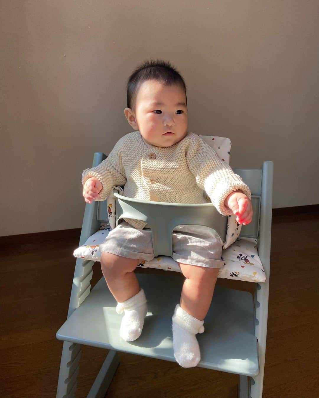 カナのインスタグラム：「STOKKEのトリップトラップ🪑🩵 @stokkebaby @stokkejapan   グレイシアグリーン✖️ミッキーのクッションが おしゃれ可愛い🥹🎈  背もたれもしっかりフィットして安定感抜群で うちのパワフルベビーでも安心です👶🏻♪  素敵なカラーがたくさん揃っていて 好みやお部屋に合わせ選べるのがいい！🌈  背もたれの後ろに名前の刻印もできるので 世界にひとつだけのチェアに⭐️  大きくなってからも長く使えるよ🫶🏻  #pr #ストッケ #stokke #stokkebaby #stokketripptrapp  #ベビー用品」