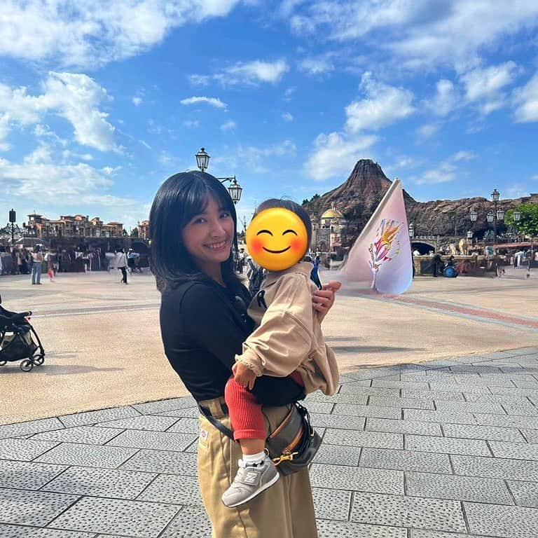 日笠麗奈さんのインスタグラム写真 - (日笠麗奈Instagram)「10月19日に誕生日を迎えました🎂 歳を取るのは毎年楽しみなのに、誕生日を高らかに宣言するのは年々恥ずかしくなる35歳です。  そんなわけで前日は家族でさくっとディズニーシー、当日は普通に仕事、後日いつもの皆に祝ってもらったような……と相変わらずな感じで過ごしてました。  いつもの皆で集まった日、おそらくこの世で一番汚いバースデーケーキをいただきまして。いやでも、もしかしたらインスタの世界なら逆に映えるかも！？？！？と思ったけどたぶん無理そう。（弱気の4枚目）  35歳もゆるゆると楽しみま〜す🫶」10月25日 13時41分 - reina_hikasa