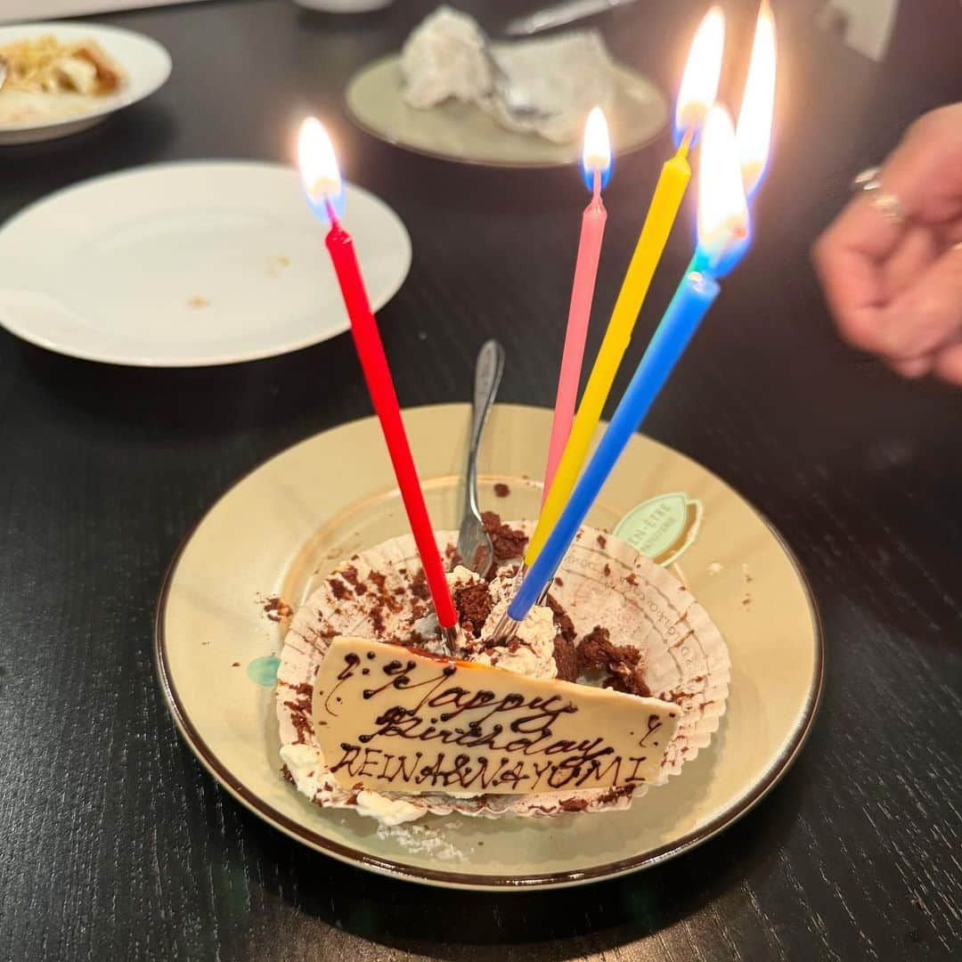 日笠麗奈さんのインスタグラム写真 - (日笠麗奈Instagram)「10月19日に誕生日を迎えました🎂 歳を取るのは毎年楽しみなのに、誕生日を高らかに宣言するのは年々恥ずかしくなる35歳です。  そんなわけで前日は家族でさくっとディズニーシー、当日は普通に仕事、後日いつもの皆に祝ってもらったような……と相変わらずな感じで過ごしてました。  いつもの皆で集まった日、おそらくこの世で一番汚いバースデーケーキをいただきまして。いやでも、もしかしたらインスタの世界なら逆に映えるかも！？？！？と思ったけどたぶん無理そう。（弱気の4枚目）  35歳もゆるゆると楽しみま〜す🫶」10月25日 13時41分 - reina_hikasa