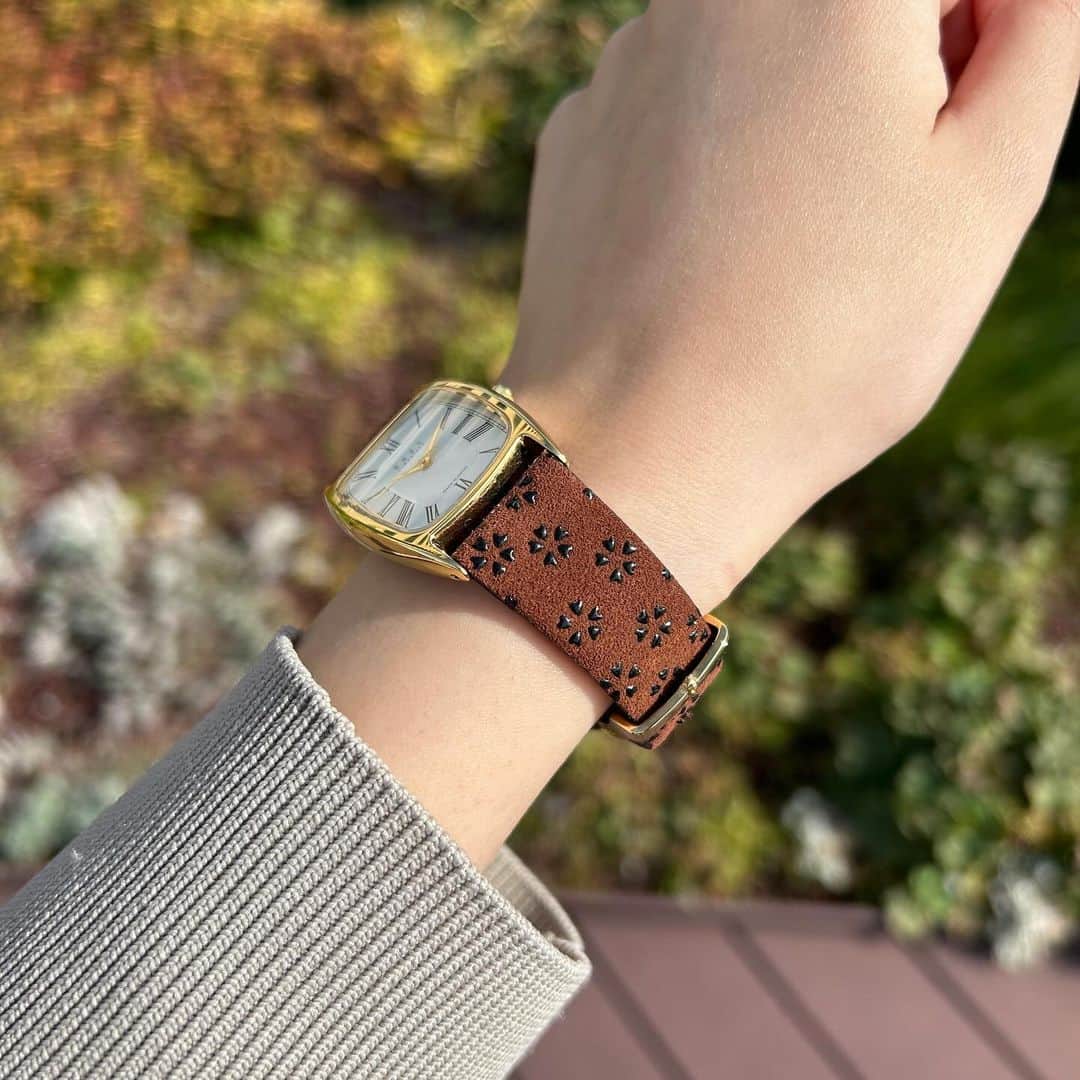 Maker's Watch Knotさんのインスタグラム写真 - (Maker's Watch KnotInstagram)「こんにちは！ 札幌ステラプレイスギャラリーショップの藤原です💫  札幌はここ数日でグッと気温が下がり、本格的な秋本番が始まってきました🌰  今日はイエローゴールドの時計とブラウンのストラップで、秋色カスタムにしてみました🌕🍂  ストラップの素材は印伝(いんでん)。柔らかい鹿革に漆で模様をつけた、山梨県の伝統工芸品です。和の雰囲気の漂う小桜模様ですが、落ち着いたブラウンカラーならファッションに取り入れやすく秋の装いによく合います🌸 他にはない素材が個性をアピールしてくれますよ🌟 一般的な無地のレザーでは物足りない…という方におすすめです！  時計はトノー型をチョイスしてみました。小さめの時計はアクセサリーのようにも使えるところが好きです✨️ クラシカルなデザインとカラーリングがお気に入りのアイテムです💛  ぜひ店頭で試してみてくださいね！ 皆様のご来店を心よりお待ちしております。  時計:トノー(CT-27YGIV) ストラップ:印伝(TYI-16DB)  #knotwatch #watch #wristwatch #japan #madeinjapan #時計 #腕時計 #国産時計 #カスタムオーダー #札幌 #札幌ステラプレイス #sapporo #sapporostellarplace #손목시계 #맞춤형 #삿포로#홋카이도 #手表 #定制」10月25日 13時42分 - makers_watch_knot