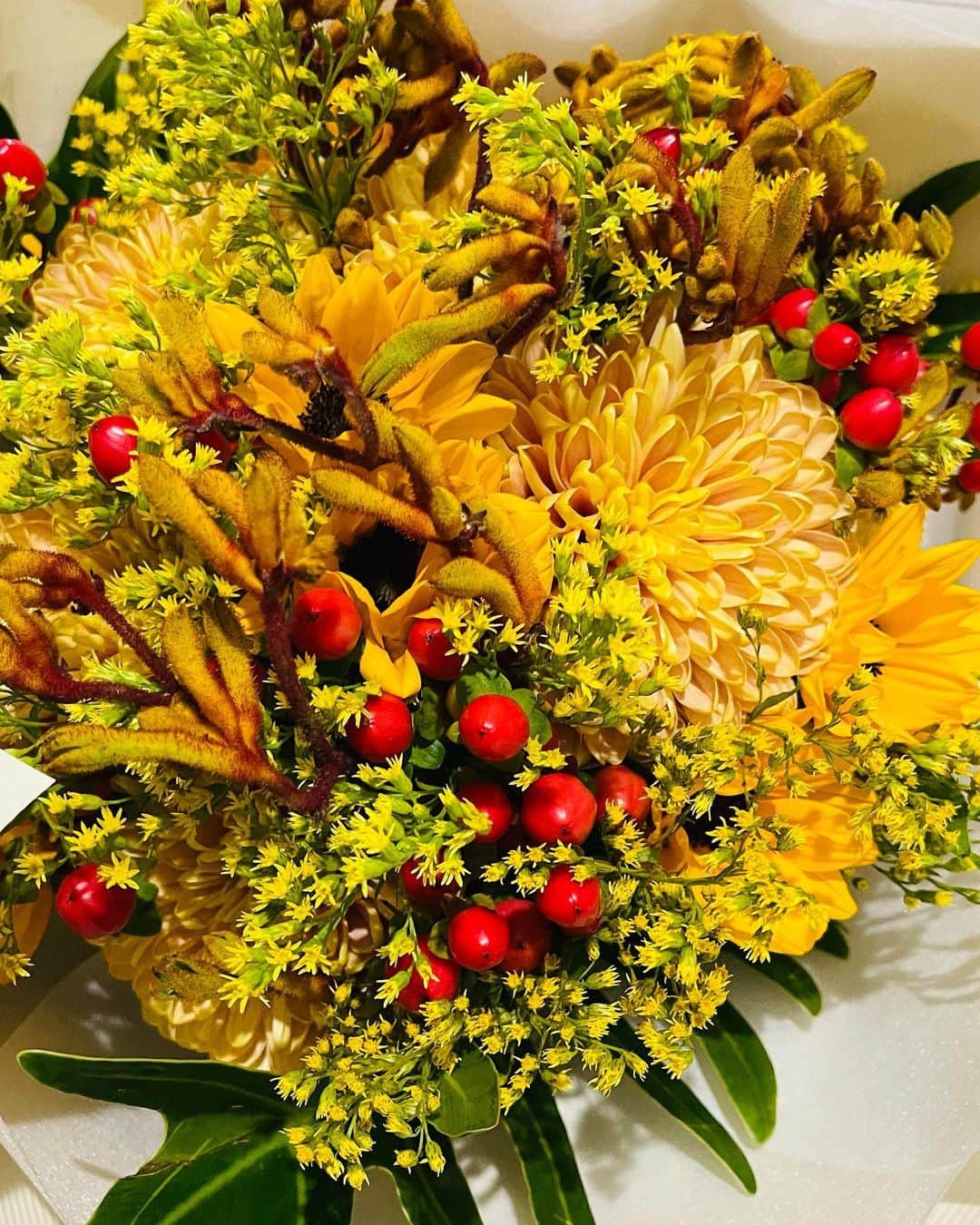 加藤夏希のインスタグラム：「撮影で大人可愛いお花を頂きました💐✨とても素敵に撮ってくださってありがとうございました☺️」