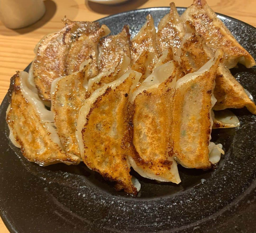 昴生さんのインスタグラム写真 - (昴生Instagram)「晩飯！！ #ミキ漫2023 #栃木公演終わり #スタッフさんとみんなで #打ち上げ！ #オリオン餃子 さん！ #宇都宮来たら餃子や！ #うまいー！ #皮パリで肉肉しい！ #他にも変わり種で #豚骨水餃子！ #羽根つきチーズ餃子！ #味噌だれ餃子！ #揚げチーズ餃子！ #ネギマヨ餃子！ #とにかく餃子と名のつくものをいただきました！ #これで今年のミキ漫の地方公演が終わりと思うと #寂しい！ #色んなところ行って色んなもの食べた！ #来ていただいた皆さんに感謝やし #食に感謝！ #楽しかった！ #マネージャーも楽しみすぎて #こんなに羽根取れましたよ #の写真！ #マネージャーも #羽根伸ばしとったなぁ！」10月25日 13時46分 - mikikousei