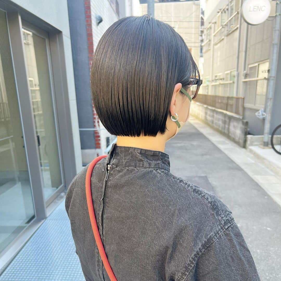 福元雄一郎さんのインスタグラム写真 - (福元雄一郎Instagram)「. Hair Yuichiro. . ◇ご予約はLINE予約で承っております🙆🏻‍♂️ クーポン、セットメニューもございます。 . . #ショートは福元まで . 髪質と骨格を見極めて、 一人一人に合わせたフィットあるヘアデザインを提案✨ 似合わせオーダーメイドカット＆カラーはお任せください✂︎🎨 ———————————————————————— 周りから褒められて、 簡単にスタイリング出来る ヘアデザインを提案します🥰 ◇小顔に見せたい。 ◇髪質も骨格もカバーしてほしい。 ◇丸顔でもシャープに見せたい方 ◇毛量がとんでもなく多くシュッと見せたい方 ◇癖で広がる ◇収まりが悪い ◇美容院に迷ってる ◇スタイリングが難しい ☆透明感あるカラーがしたい ☆艶感あるカラーがしたい ☆似合うカラーを見つけてほしい ☆暗いけど透けるカラーがしたい ☆ダメージを抑えたカラーがしたい . 独自のカットカラーで、多くの方々のお悩みを解消しています👌🏻✨ ———————————————————————— 髪の毛の悩み、切るのに不安がある方こそ！僕にご相談下さい☺️ . 是非僕に大切なヘアスタイルを 担当させて下さい✊🏻 ご予約心よりお待ちしております✨✨ . . . #LENC #lenc_hair #イロンナカタチ #福岡美容室 #大名美容室 #天神美容室 #福岡ショート#福岡ショートヘア#福岡カラー#福岡ヘアカラー#福岡ショートパーマ#福岡マッシュショート #福岡ショートボブ#福岡ハンサムショート#福岡ボブ#福岡ミニボブ#福岡美容室求人 #天神美容室求人 #大名美容室求人#福岡アシスタント求人#福岡美容師求人 #福岡美容学生」10月25日 13時47分 - yuichiro0522