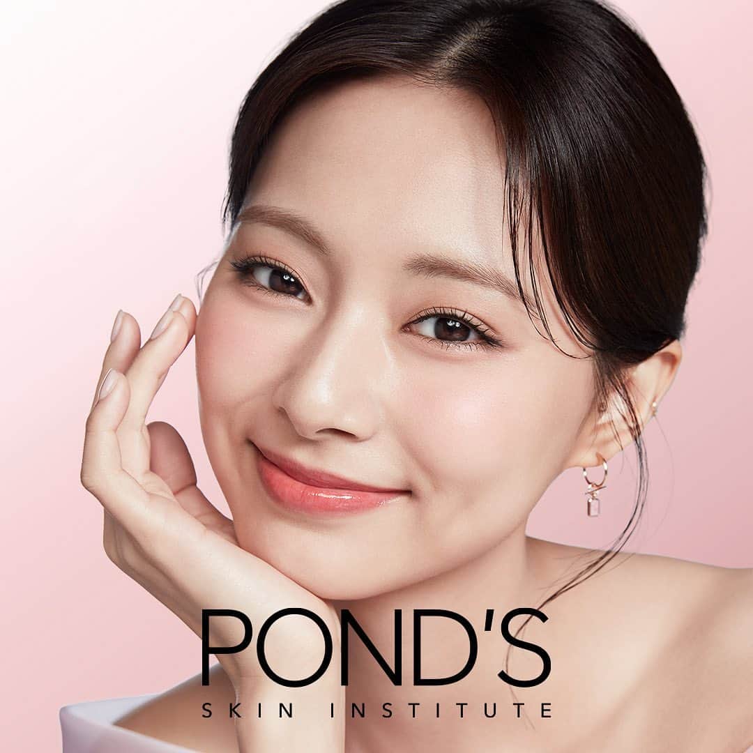 ツウィさんのインスタグラム写真 - (ツウィInstagram)「#AD  I’m so excited to be the Ambassador of POND’S SKIN  INSTITUTE! 💗🌷 It’s an honor to be a part of a pioneering brand that has  discovered many breakthroughs in ingredient innovations.  I am eager to take you along on my beauty journey with  POND'S SKIN INSTITUTE, where miracles happen! ✨  #PondsSkinInstitute #TzuyuForPonds #PondsMiraclesHappen @pondsindonesia」10月25日 13時50分 - thinkaboutzu