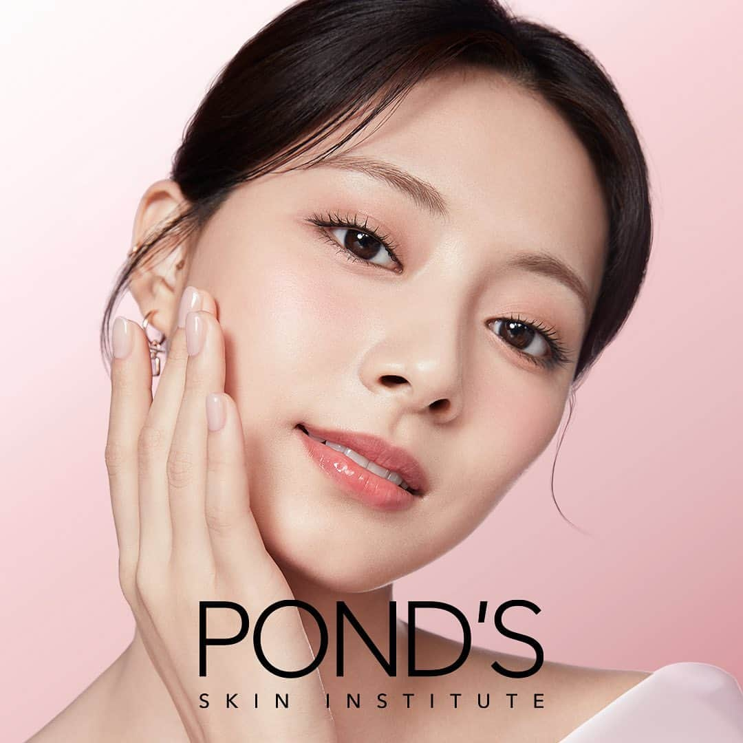 ツウィさんのインスタグラム写真 - (ツウィInstagram)「#AD  I’m so excited to be the Ambassador of POND’S SKIN  INSTITUTE! 💗🌷 It’s an honor to be a part of a pioneering brand that has  discovered many breakthroughs in ingredient innovations.  I am eager to take you along on my beauty journey with  POND'S SKIN INSTITUTE, where miracles happen! ✨  #PondsSkinInstitute #TzuyuForPonds #PondsMiraclesHappen @pondsindonesia」10月25日 13時50分 - thinkaboutzu