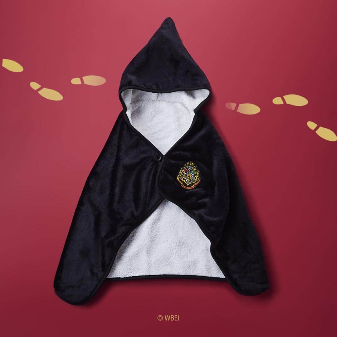 のインスタグラム：「🦉 ＊゜＿＿＿＿＿＿＿＿＿⚡  本日より発売！ ローブ風ブランケット ボア （プチ）（レギュラー）  🏰＿＿＿＿＿＿＿＿＿＊゜  劇中でも印象的なローブをモチーフにしたブランケットが、 今年はお子様にぴったりなプチサイズも登場！  ふわふわとした肌触りで裏地はボア付き✨  ブランケットとしての使用はもちろん、 お出かけ時、お子さまのひざ掛けとしても◎  親子コーデを楽しみませんか😊  #タリーズハリポタコラボ #タリーズ #ハリポタ #ハリーポッタ―」