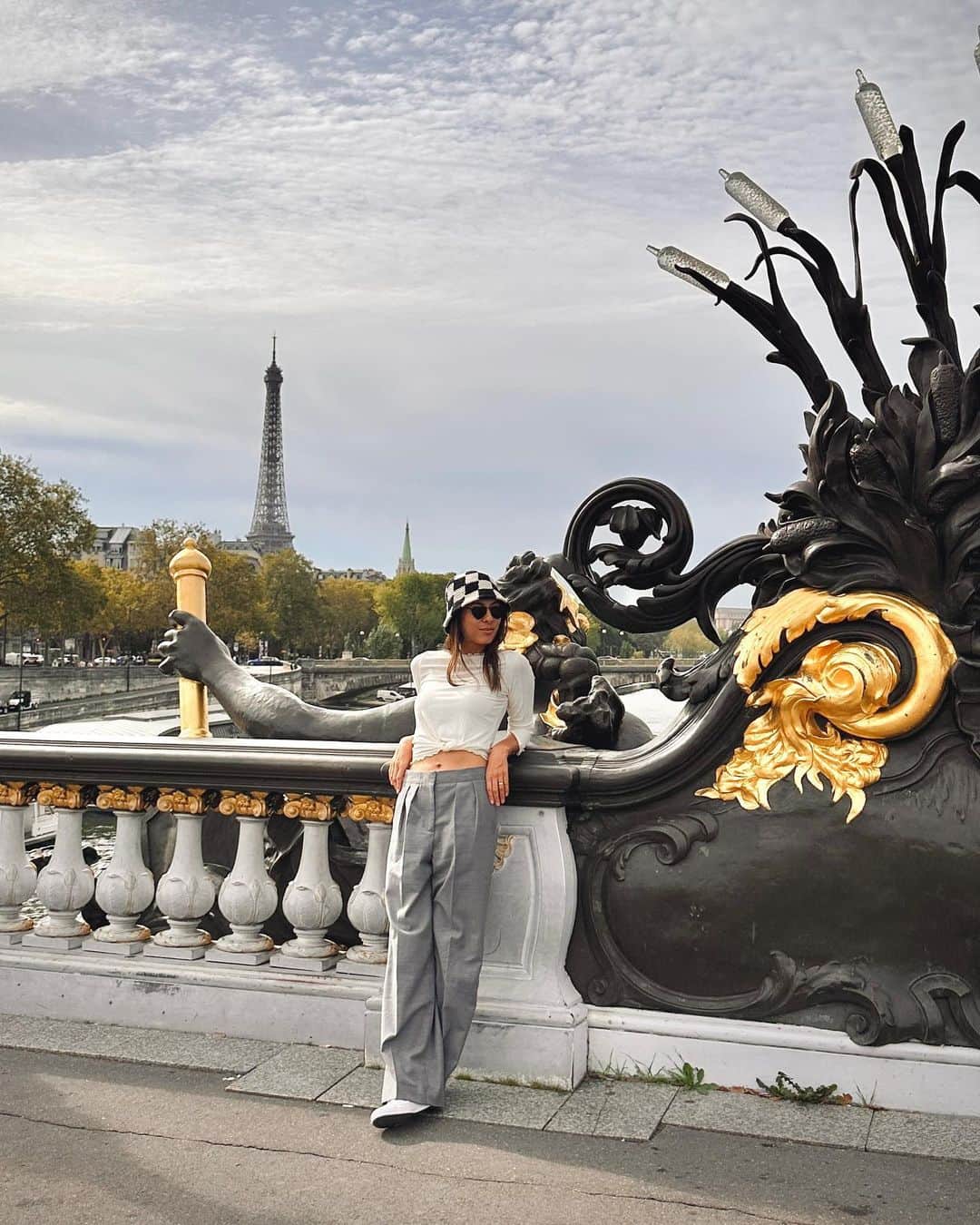 MiChiのインスタグラム：「Just as beautiful as I remembered 🤍✨  荷物は軽く歩きやすい靴はマスト🫶  #paris#france#adayinaparis#ootd#mamastyle#travel」