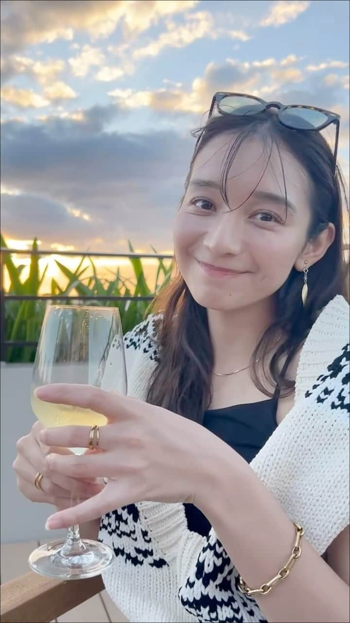 大西百合子のインスタグラム：「黄昏ちるおおにし。🌅🍷😌  たまにはぼーーーっとする時間も大切。  #onishiyuriko #reels #黄昏 #無加工 #自然光 #沖縄」