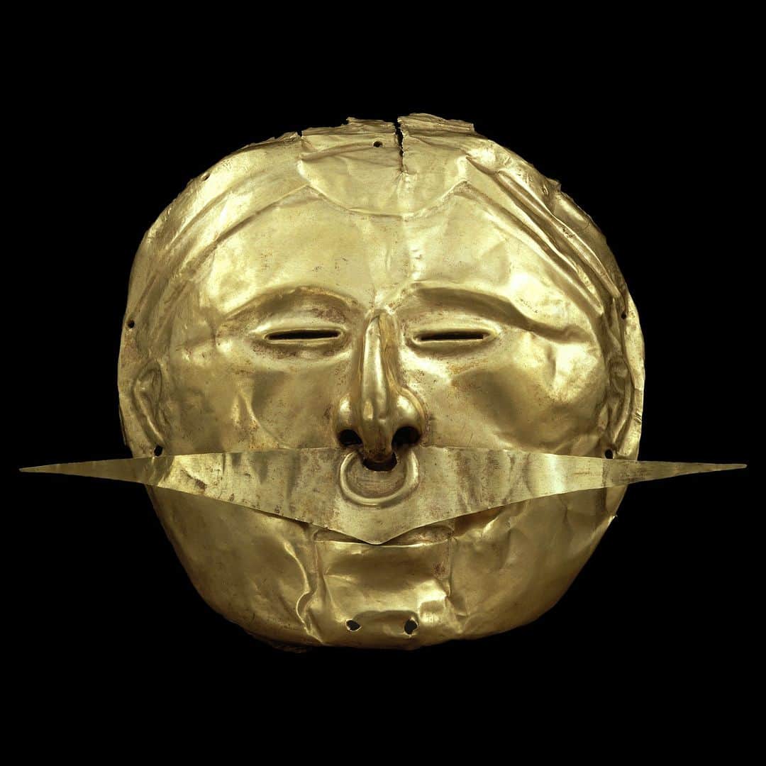 大英博物館のインスタグラム：「Let us know how your #Movember is going in the comments 🧔 👇  🔎 Gold mask. Colombia, 100–1600 AD.  ℹ Collected in the field by Eduardo Vasquez and donated to the Museum in 1888.」