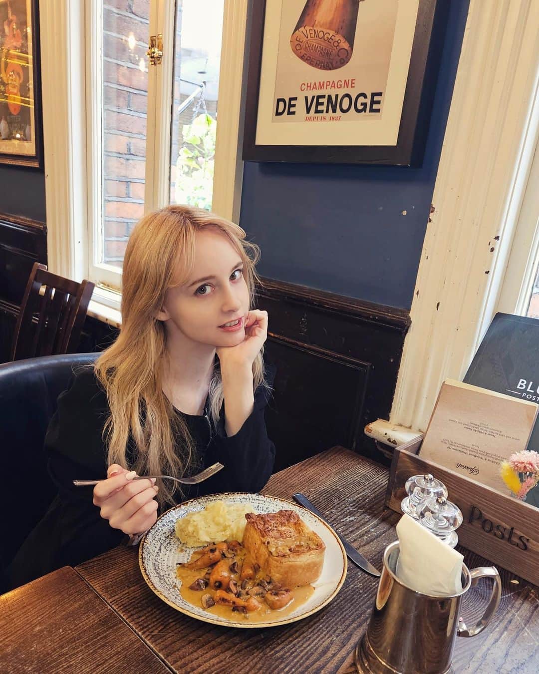 ジェマ・ルイーズのインスタグラム：「Happy Thanksgiving! 🦃 ハッピーサンクスギビング！ #ロンドン #london」