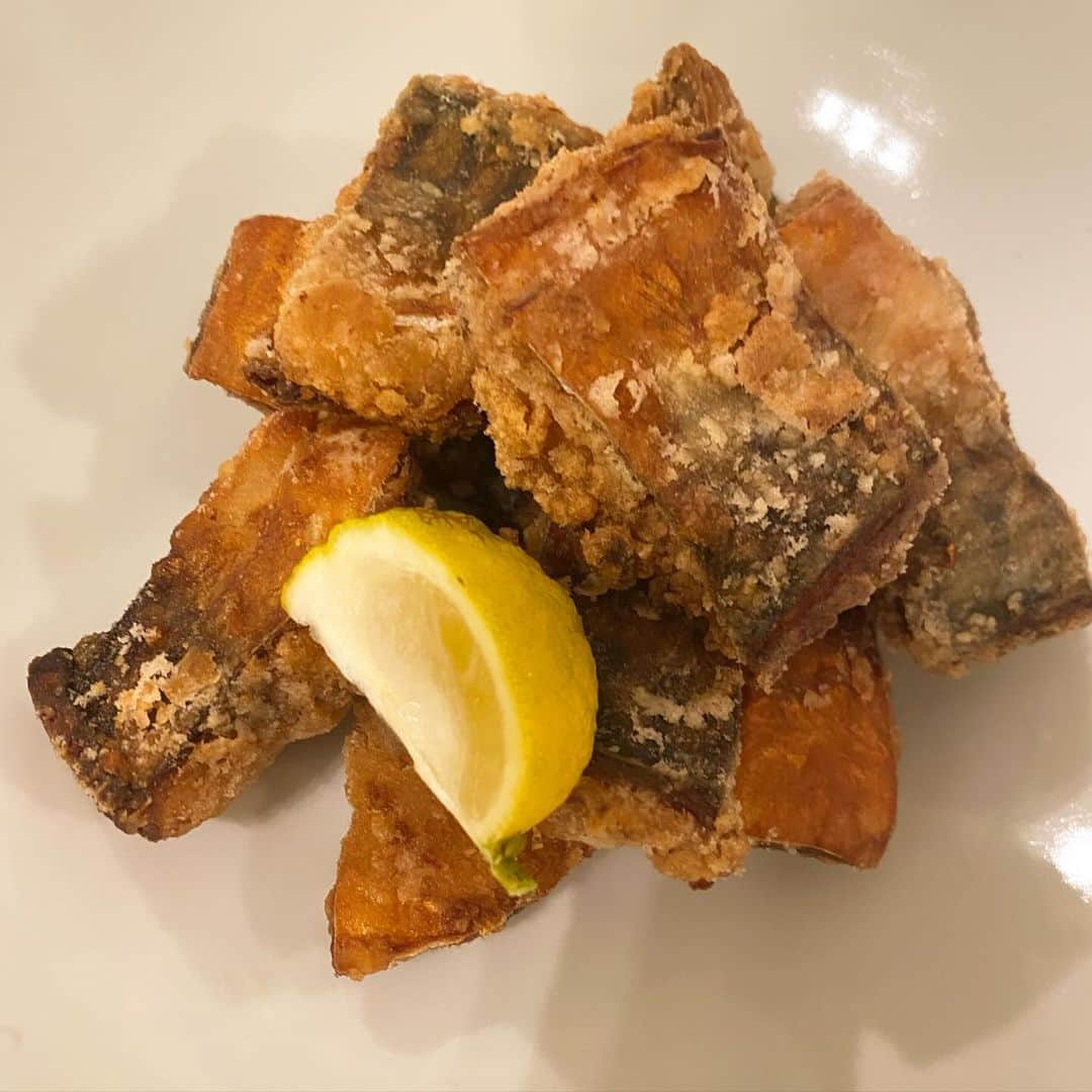板谷由夏 のインスタグラム：「鯖の竜田揚げ。庭の柚子をちゅっ。 給食に出たのが好きだったな 目まぐるしい毎日が過ぎ去った。振り返ってみると 楽しかったことがふわふわとハッピーに思い出す。 ありがとうございました、ネクストに向かいます。」