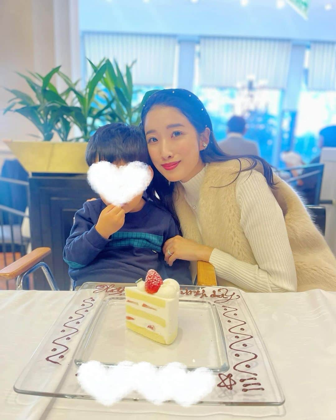 越馬千春のインスタグラム：「. 次男のお誕生日ランチはSATSUKIで✨🎂  スーパーショートを1人で食べれて大満足そうな次男🥺🩷 もう３歳感慨深いなぁ🥺❣️  3歳初日から『僕はもう3歳だからお兄さん✨』と張り切ってました✨👦🏻 #お誕生日#誕生日#3歳男の子#SATSUKI#スーパーショートケーキ#ママライフ#ママ#育児日記#年子育児#年子兄弟#年子兄弟#4歳男の子#3歳男の子」