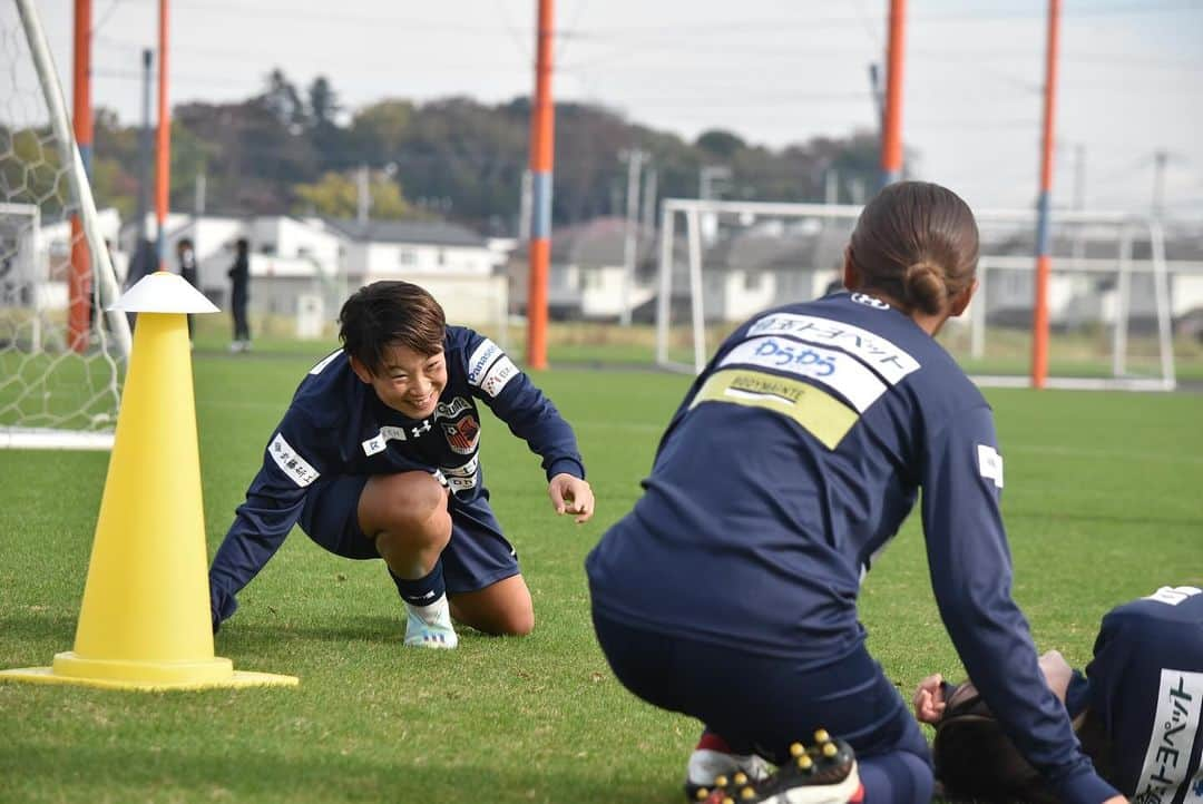 五嶋京香さんのインスタグラム写真 - (五嶋京香Instagram)「・2023/11/23  今日は公開練習に来てくれた皆さんありがとうございました☺️  練習の一部🥹笑 みほしがもちにぶつかったら吹っ飛んだ、、笑 その光景が面白すぎてみんなで爆笑😂  今週の日曜日もホームで広島戦❤️‍🔥 3連勝できるようにみんなでいい準備します💪🏻  #大宮アルディージャventus  #練習の一部  #大爆笑  #公開練習 #五嶋京香」11月23日 18時43分 - kyoka.goshima