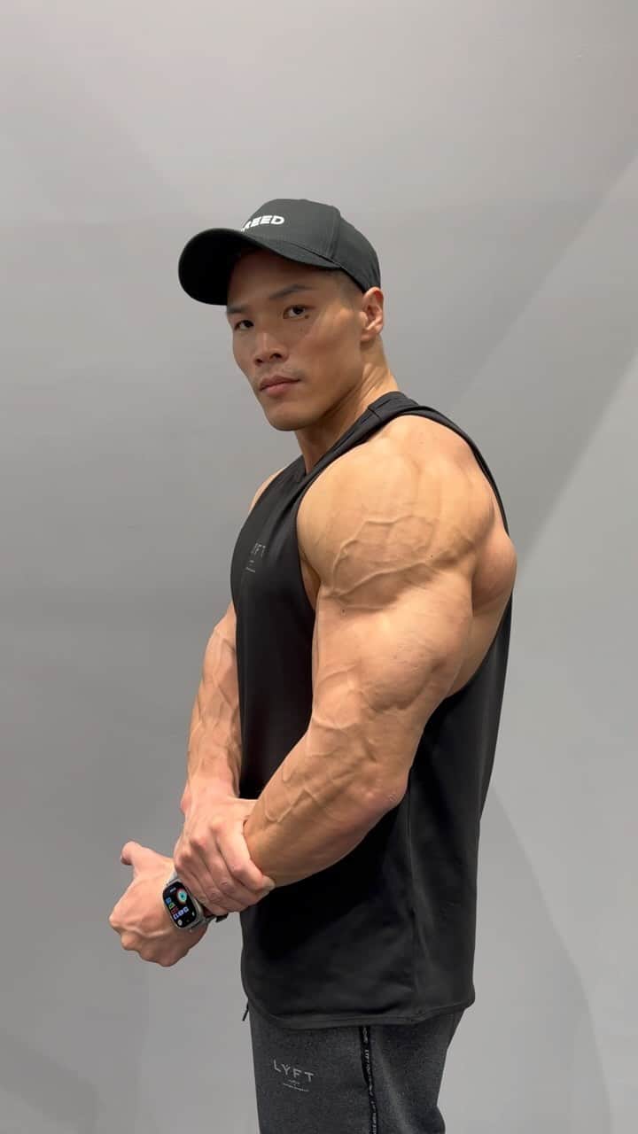 田口純平のインスタグラム：「Last workout.  今年も悔いなくやりきった。 後は過去最高フィジークを魅せるだけ。  My coach @neil_yoda_hill1 #3days #japanpro #mensphysique」
