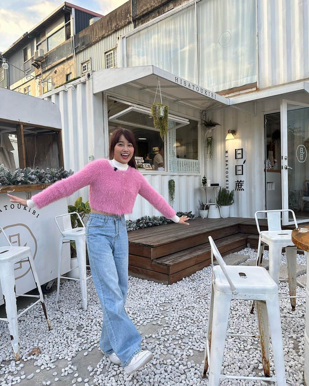 陳伊さんのインスタグラム写真 - (陳伊Instagram)「今天錄青埔美食路跑  吃到最後褲子越來越緊了😆😆 #穿這樣是不是太浮誇 #我在青埔要熱死了」11月23日 18時43分 - bobeyiyi