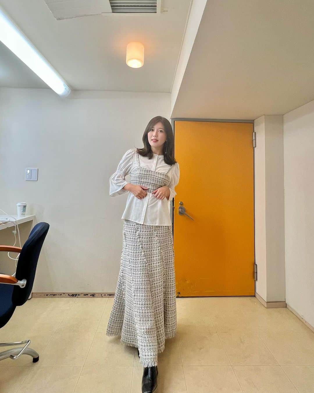 宮崎美穂のインスタグラム：「11/23 12:00~テレQ「韓国と日本のおいしい関係」の衣装です🇰🇷🫶  👗( @randa_pic )  見逃した方も、TVerで配信されてますので是非見てくださいねんっ  4枚目は、あああつしさんの写真テクニック活用しました。笑」
